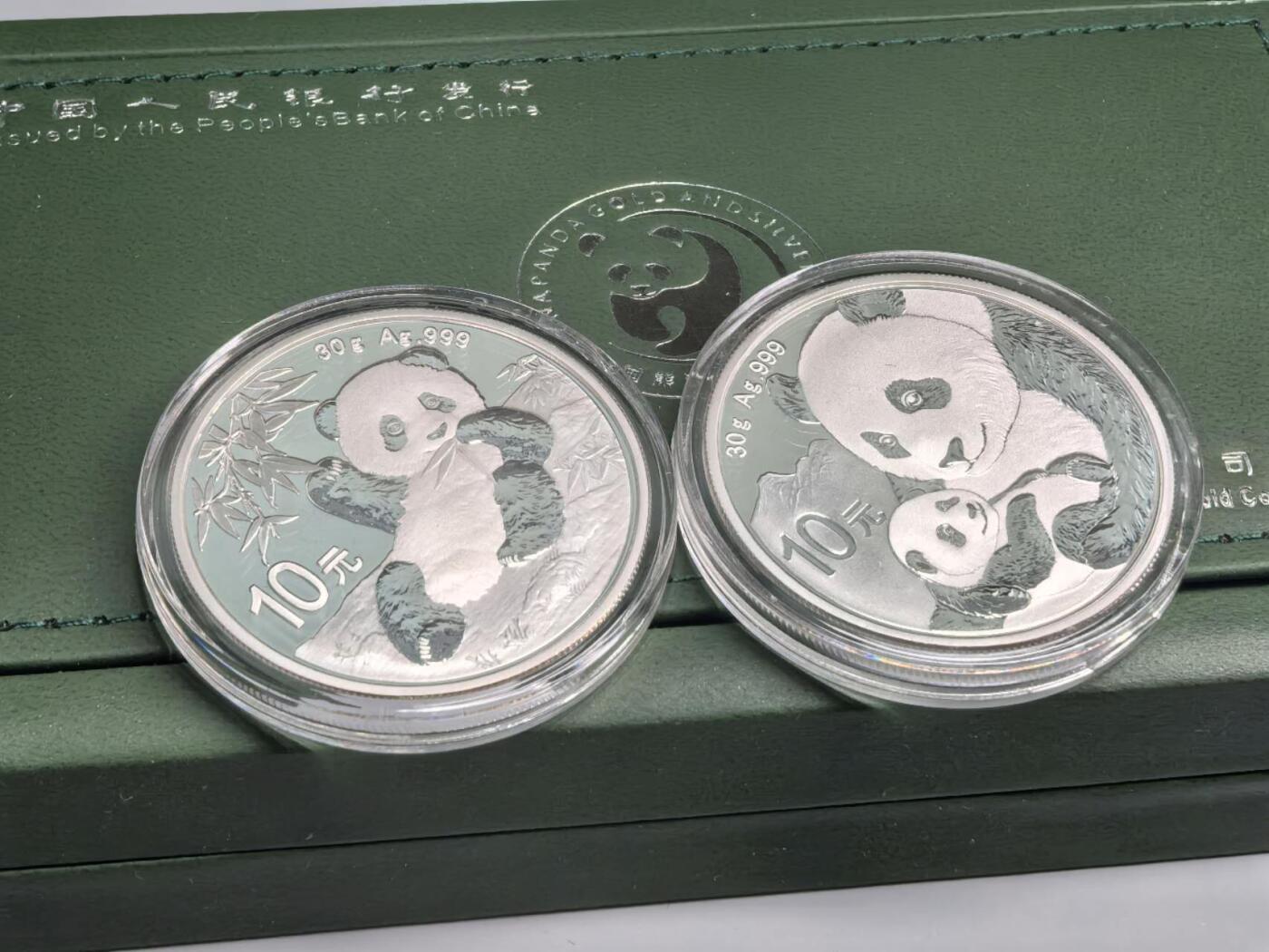 小驴勋章奖章收藏12月27日周六晚六点拍卖（珍爱和平，收藏战争，铭记历史，勿忘国耻，忠党爱国。有偿代拍，送拍规则在简介最后，参拍须阅读规则后再参拍，关系到运费包装发货时效真假辨别等关键信息，拍卖时不再发原图，看大图店主微信码在拍卖店铺介绍里） 2019、2020年熊猫银币一对带盒带证，30克一枚，共60克纯银