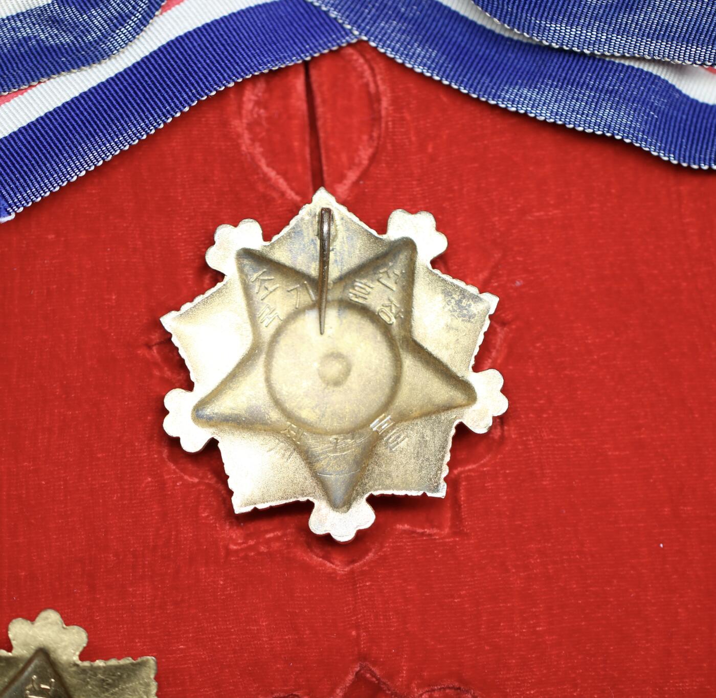 大猫徽章拍卖第285期 朝鲜🇰🇵一级国旗勋章 外授版