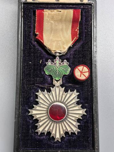 小驴勋章奖章收藏12月27日周六晚六点拍卖（珍爱和平，收藏战争，铭记历史，勿忘国耻，忠党爱国。有偿代拍，送拍规则在简介最后，参拍须阅读规则后再参拍，关系到运费包装发货时效真假辨别等关键信息，拍卖时不再发原图，看大图店主微信码在拍卖店铺介绍里） - 旭日章带五等大漆盒，章上看不出镀金，没看出来五还是六等，早期纯银凹七宝烧，有些许磕碰，绶带有损、会掉渣渣