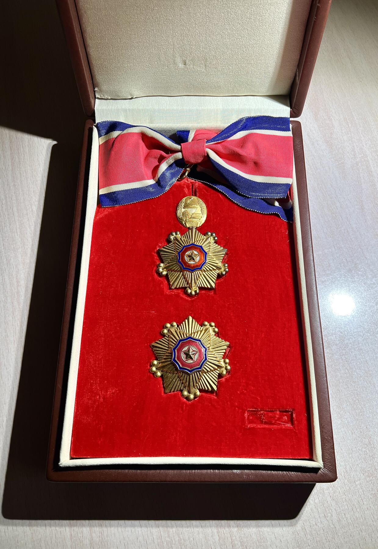 大猫徽章拍卖第285期 朝鲜🇰🇵一级国旗勋章 外授版