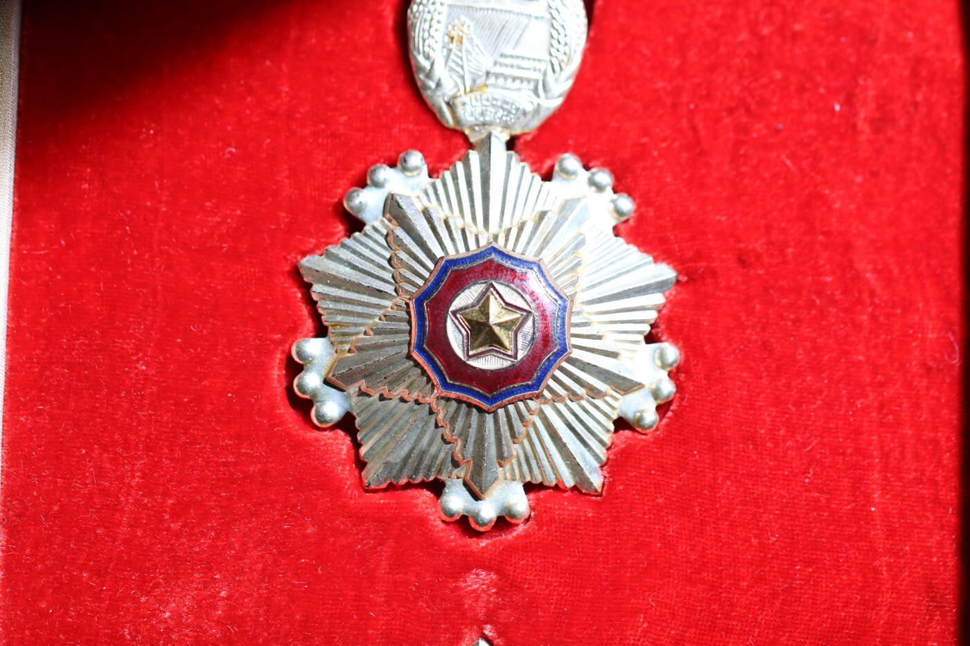 大猫徽章拍卖第285期 朝鲜🇰🇵三级国旗勋章 外授版