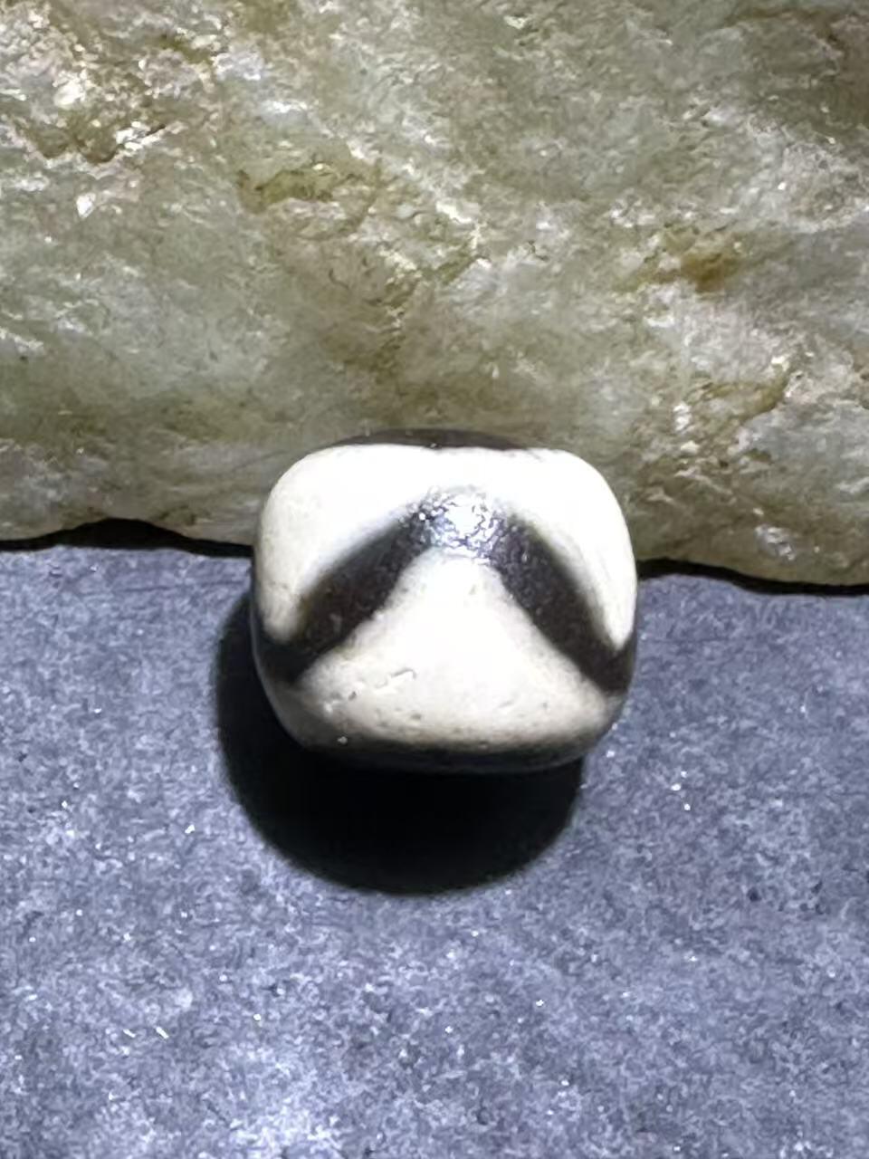 仅此一颗，藏传虎牙随形天珠一颗，！