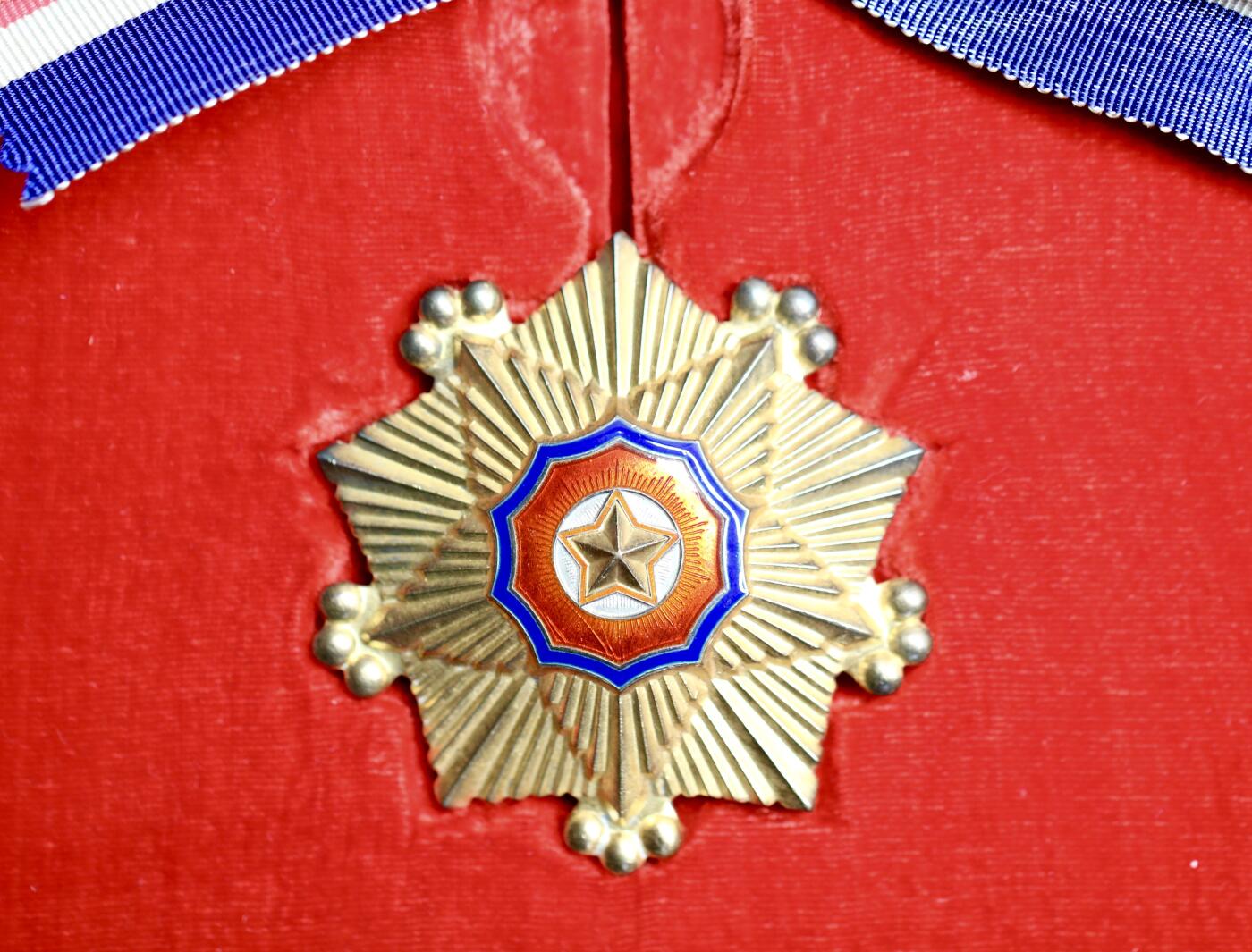 大猫徽章拍卖第285期 朝鲜🇰🇵一级国旗勋章 外授版