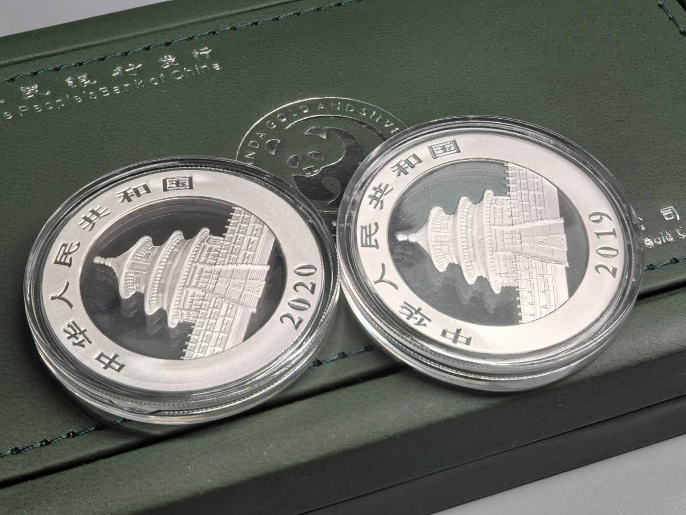 小驴勋章奖章收藏12月27日周六晚六点拍卖（珍爱和平，收藏战争，铭记历史，勿忘国耻，忠党爱国。有偿代拍，送拍规则在简介最后，参拍须阅读规则后再参拍，关系到运费包装发货时效真假辨别等关键信息，拍卖时不再发原图，看大图店主微信码在拍卖店铺介绍里） 2019、2020年熊猫银币一对带盒带证，30克一枚，共60克纯银