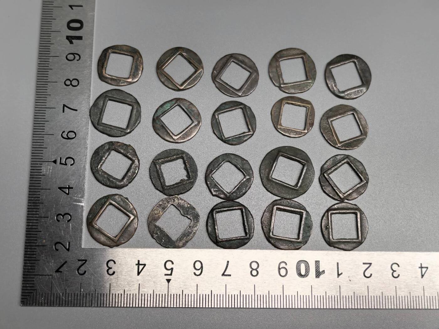 小驴勋章奖章收藏12月27日周六晚六点拍卖（珍爱和平，收藏战争，铭记历史，勿忘国耻，忠党爱国。有偿代拍，送拍规则在简介最后，参拍须阅读规则后再参拍，关系到运费包装发货时效真假辨别等关键信息，拍卖时不再发原图，看大图店主微信码在拍卖店铺介绍里）