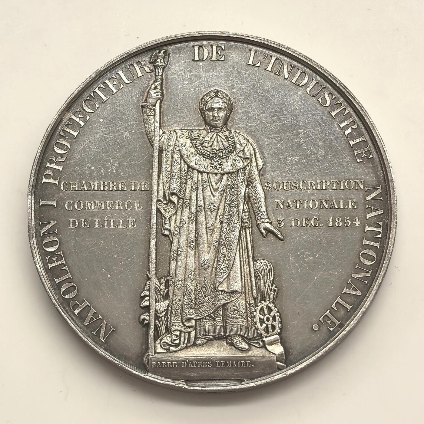 博洋堂世界钱币拍卖第154期（全场包邮） Barre作品，1854年拿破仑三世银章，背面拿破仑一世华服立像，雕刻精致，细节赞。手指边铭+Argent，50mm，65克。