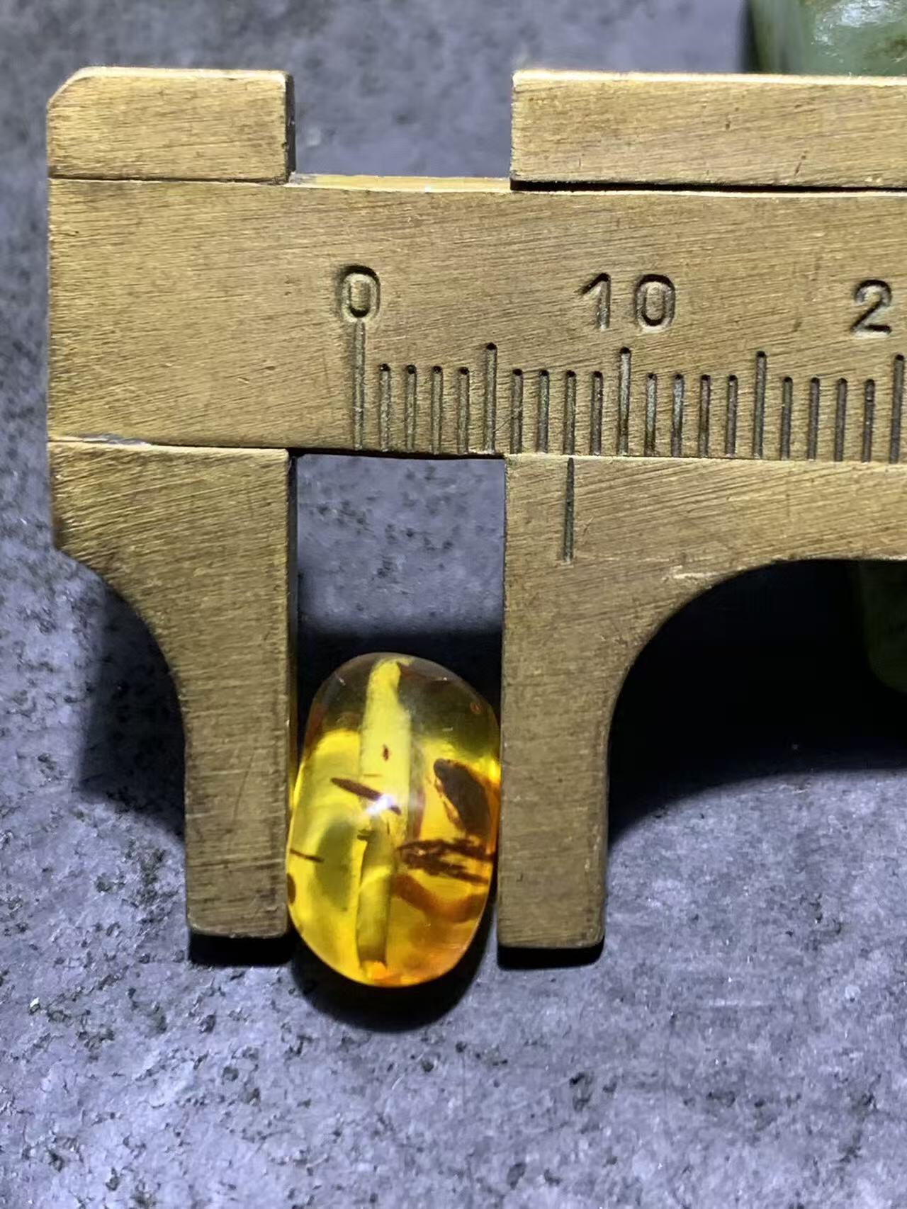 乌克兰花珀随形珠一个。