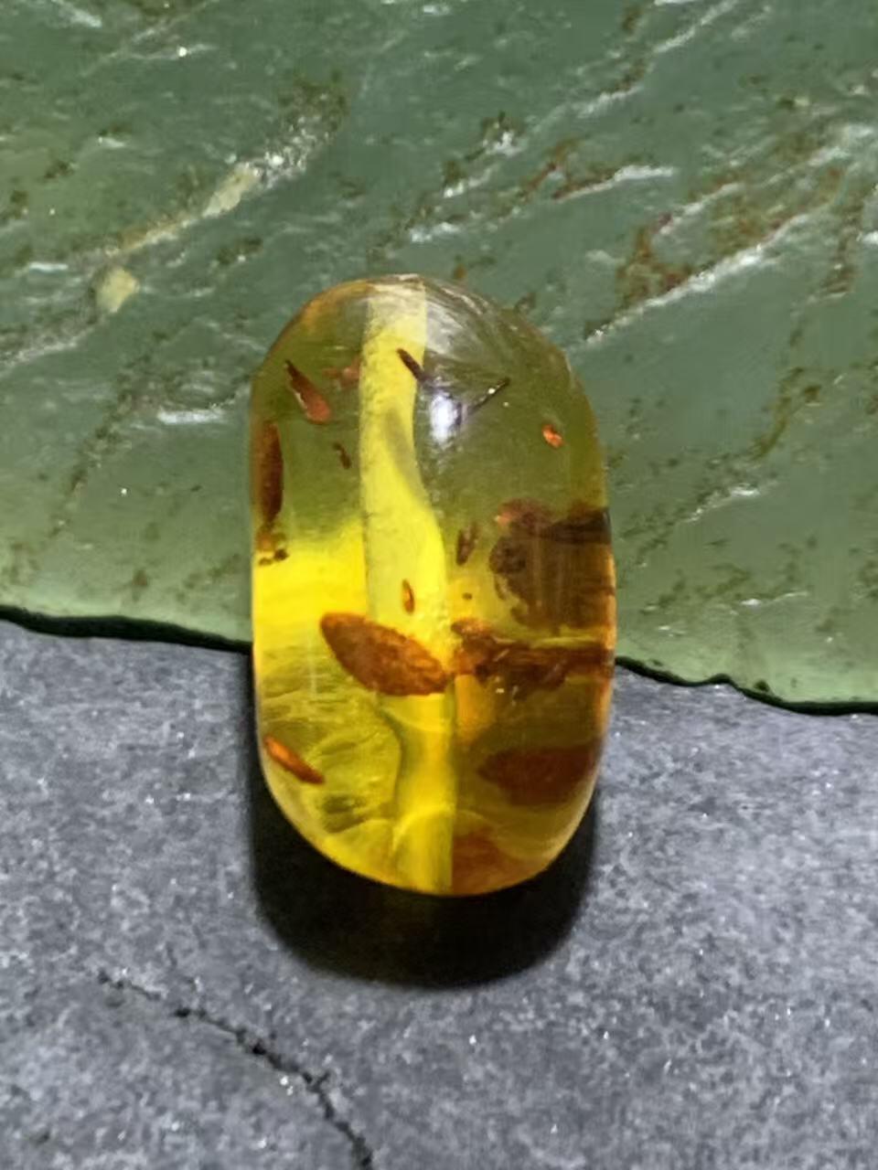 乌克兰花珀随形珠一个。