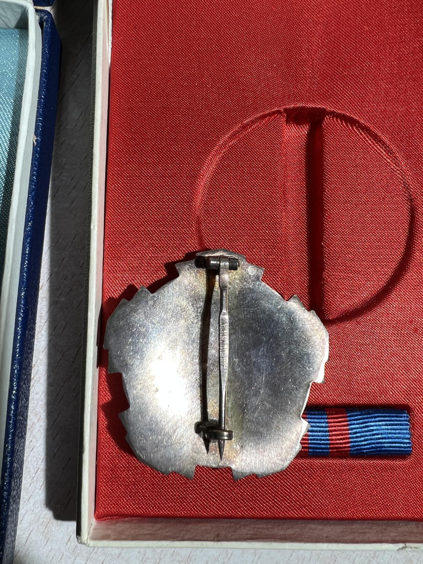 大猫徽章拍卖第285期 南斯拉夫二级三级劳动勋章一组 原盒