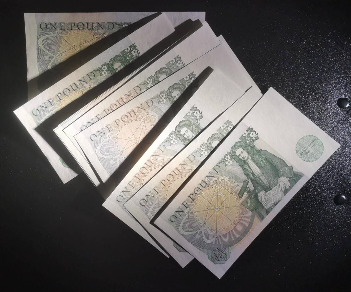 《艾美收藏》第226期-12.28周日外币精品场-蛇年收官 (11张)英国D序列1981-84年1镑UNC 零星几张有轻微荧光 Somerset签名 Pick#377b