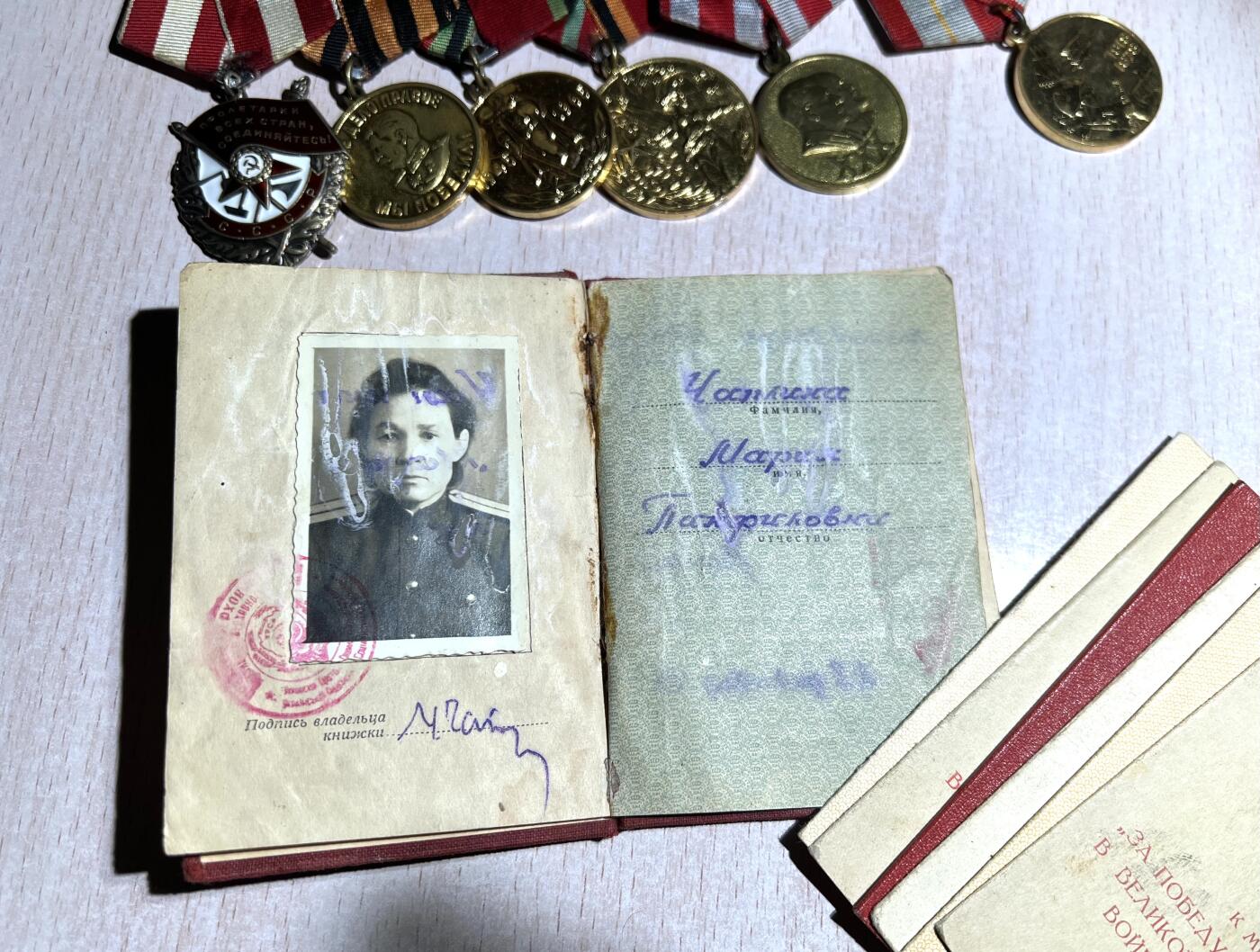 大猫徽章拍卖第285期 苏联红旗套章 内务部女军官 