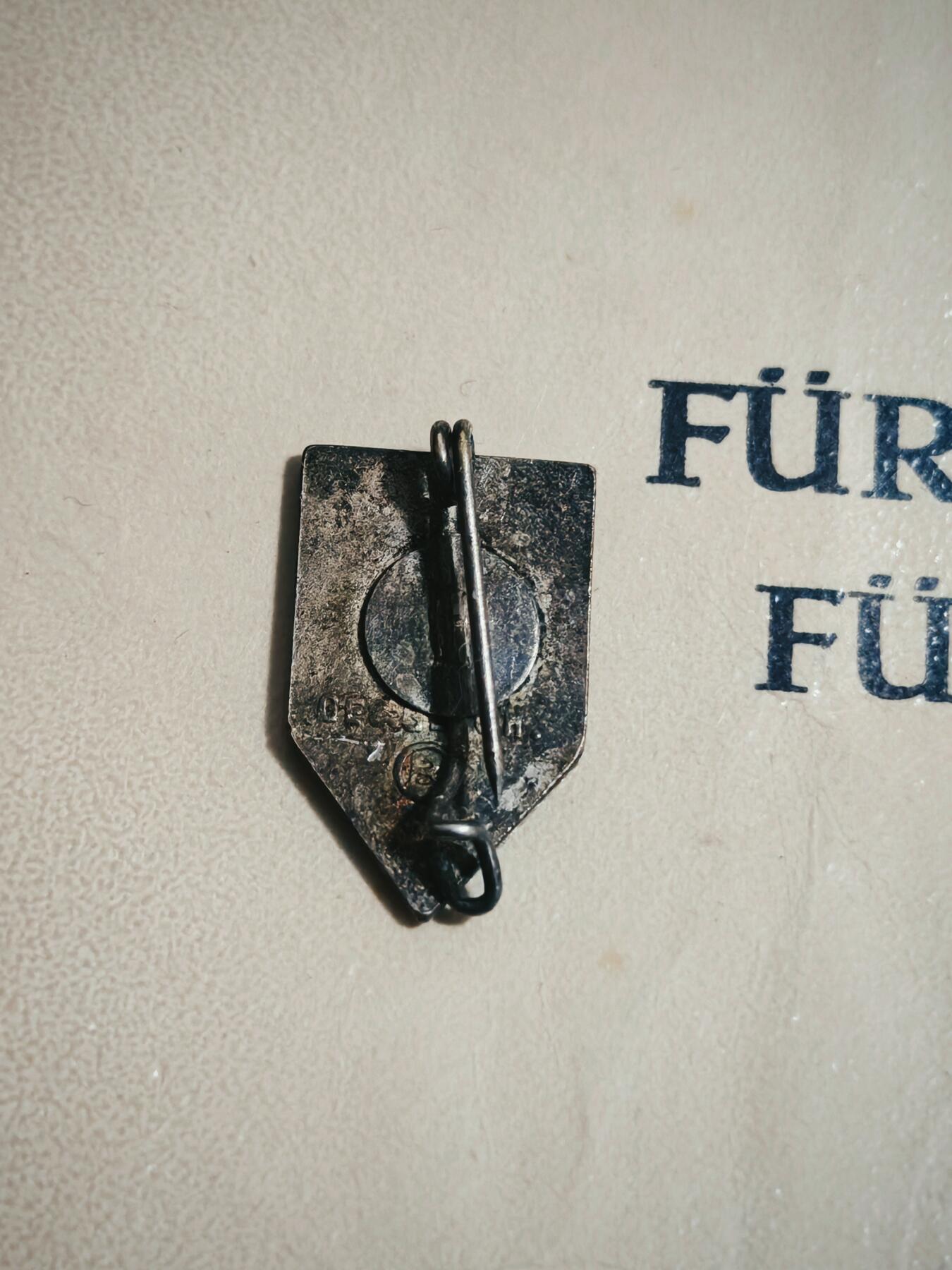 时顺第二十八拍 克里斯蒂安·波特纳士官长 (Christian Portner)的物品，包括帝国殖民协会（Reichskolonialbund）的章证，1936到1937年的服役志愿书，以及1943年升任排士官长的证书