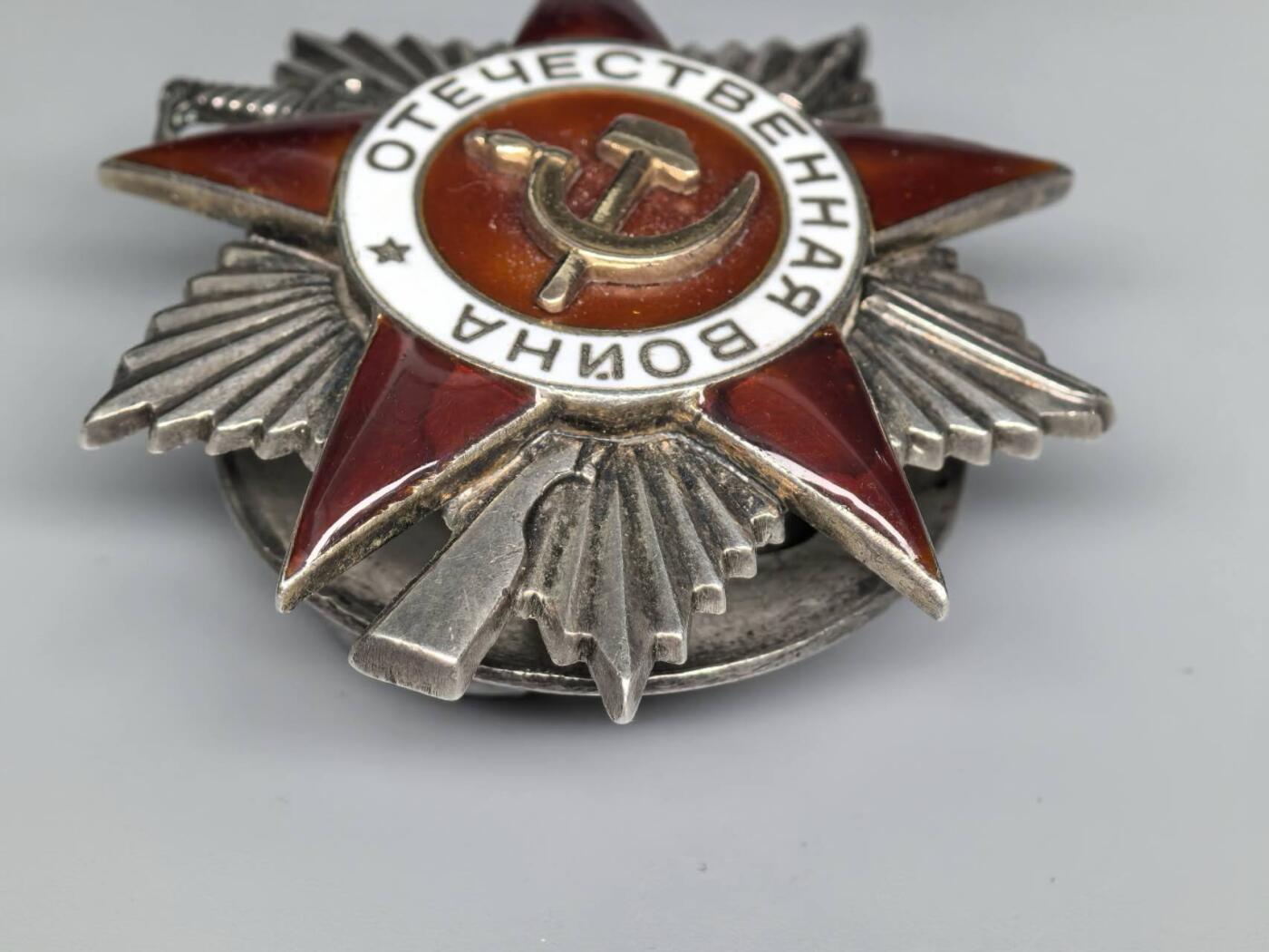 小驴勋章奖章收藏12月27日周六晚六点拍卖（珍爱和平，收藏战争，铭记历史，勿忘国耻，忠党爱国。有偿代拍，送拍规则在简介最后，参拍须阅读规则后再参拍，关系到运费包装发货时效真假辨别等关键信息，拍卖时不再发原图，看大图店主微信码在拍卖店铺介绍里） 苏联二级卫国勋章6万号，银质珐琅，珐琅3点、5点方向珐琅有修补，背面有修