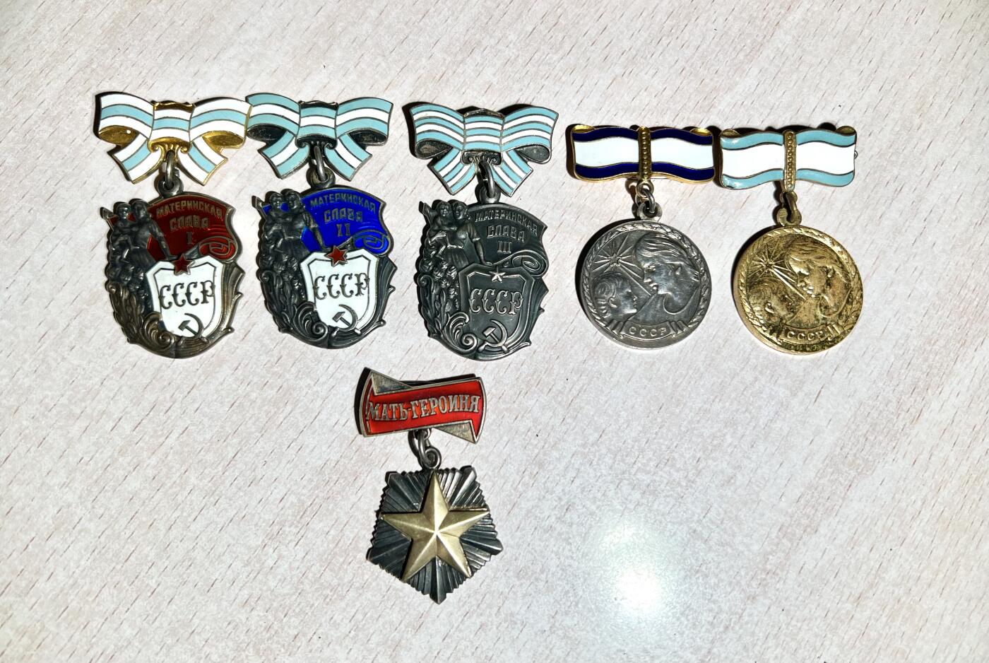 大猫徽章拍卖第285期 苏联英雄母亲一套 带证 母亲金星奖章上面金星换成银鎏金