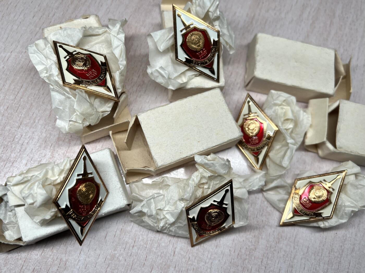 大猫徽章拍卖第285期 苏联内务部高等军事学校校徽一组六枚 材质：铜 原盒