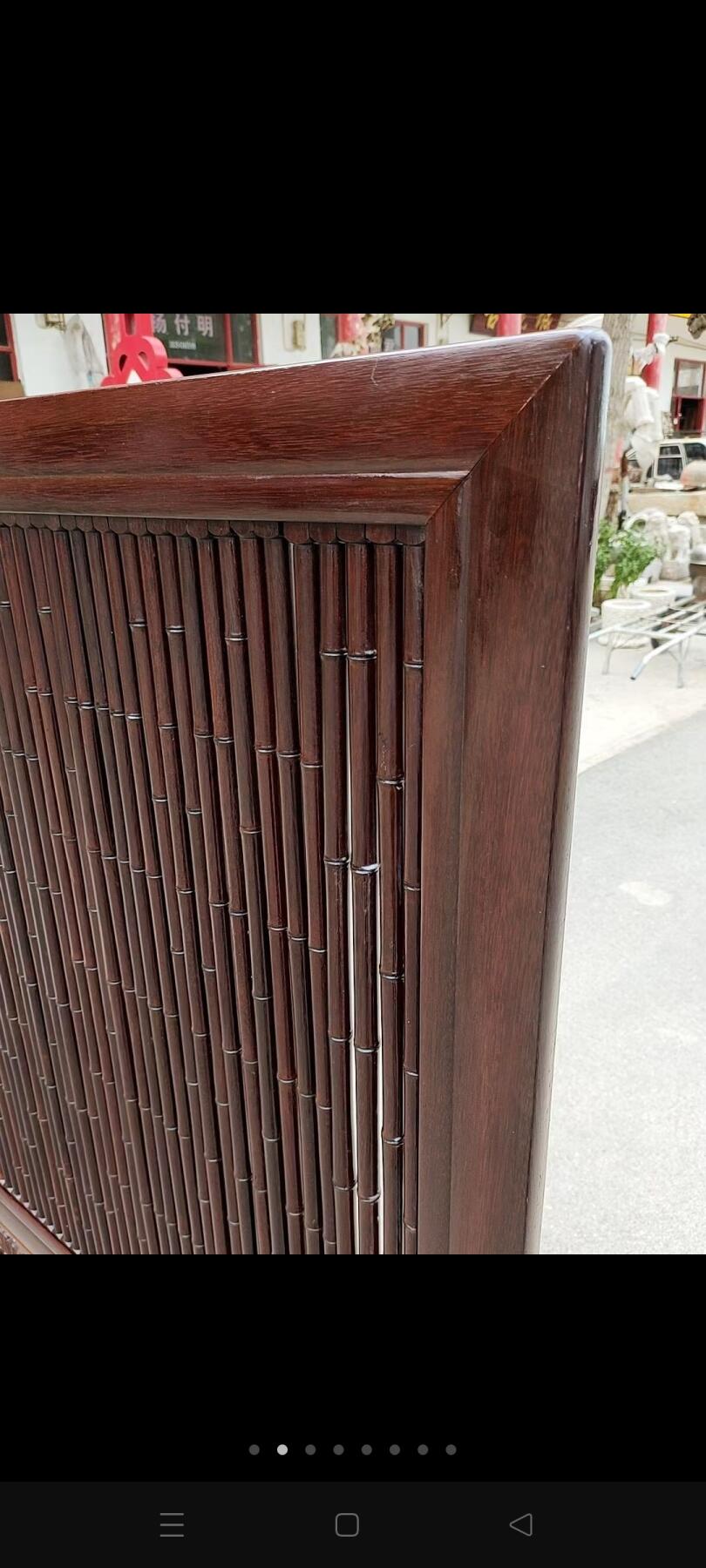 红木雕刻竹节屏风（座屏），屏面以细密排列而成，底部有镂空雕花、用于室内空间的隔断、装饰，兼具遮挡与营造氛围的作用、适合中式家居、茶室等场景常见于明清风格竹元素体现了中式美学中“自然雅致”的理念，雕花装饰则增加了装饰性与工艺感 ​