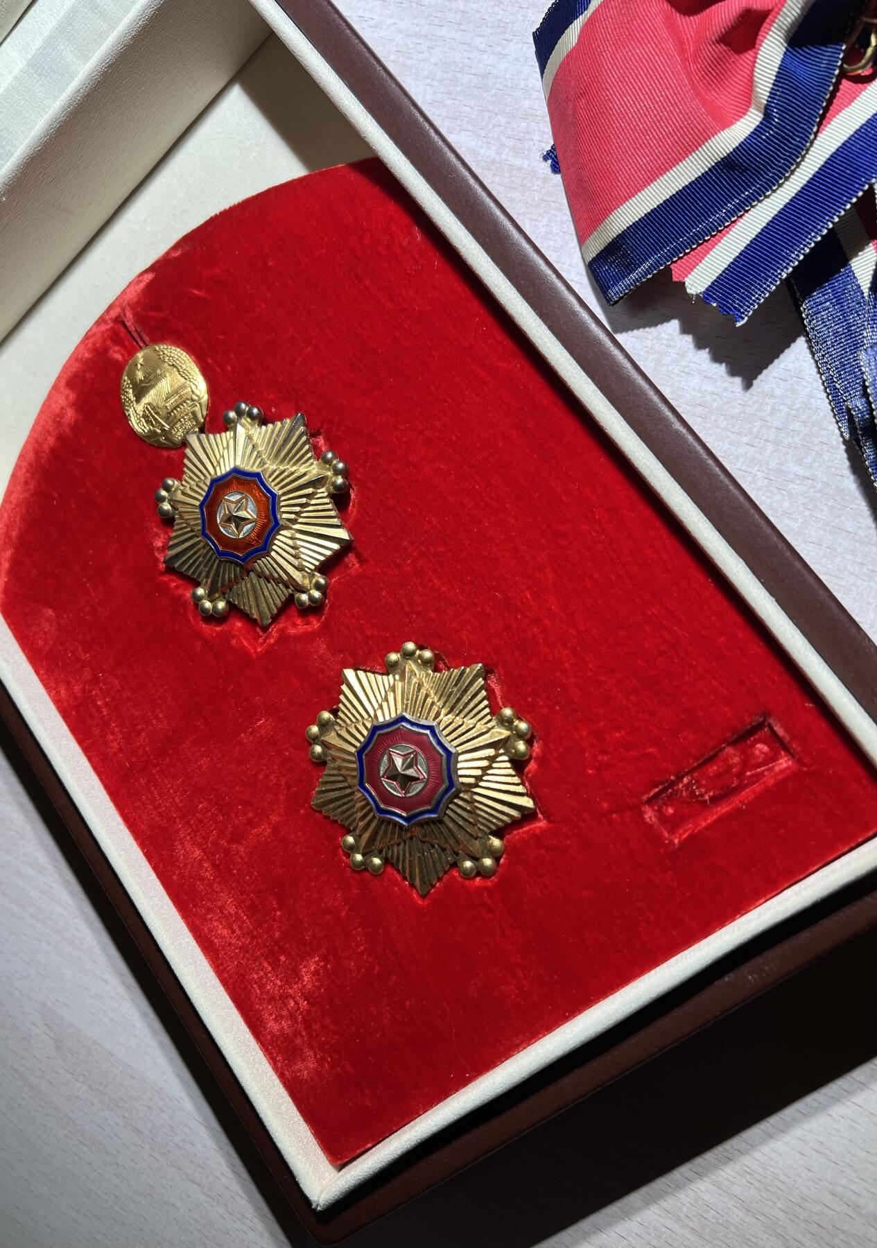 大猫徽章拍卖第285期 朝鲜🇰🇵一级国旗勋章 外授版