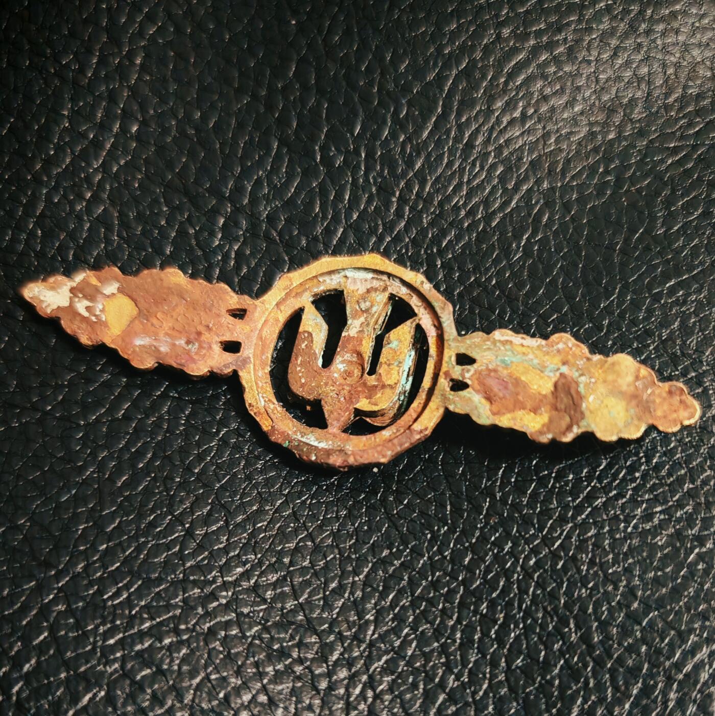 时顺第二十八拍 铭记历史，珍爱和平  德国特殊时期金级铜质轰炸机证章，无针钩，锈蚀，背打rss标，较少见