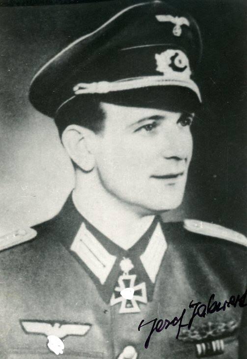 小驴勋章奖章收藏12月27日周六晚六点拍卖（珍爱和平，收藏战争，铭记历史，勿忘国耻，忠党爱国。有偿代拍，送拍规则在简介最后，参拍须阅读规则后再参拍，关系到运费包装发货时效真假辨别等关键信息，拍卖时不再发原图，看大图店主微信码在拍卖店铺介绍里） 橡叶饰歼击坦克装甲王牌