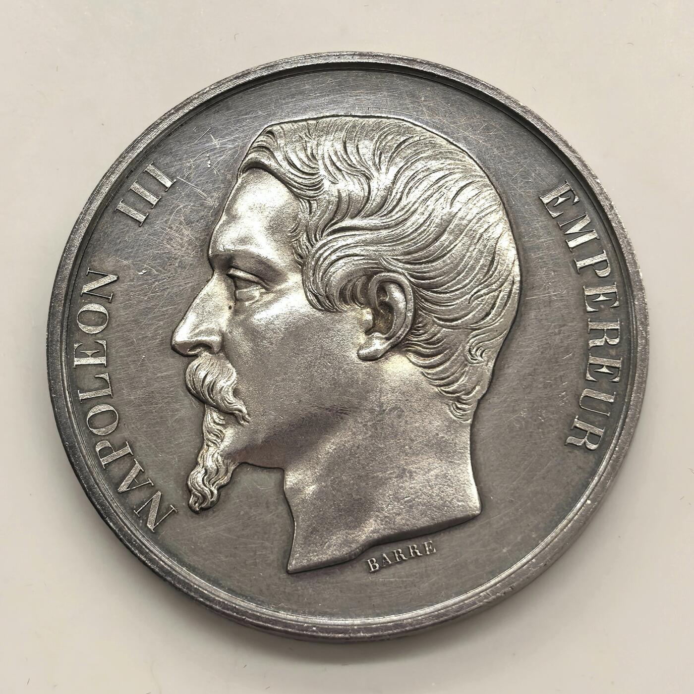 博洋堂世界钱币拍卖第154期（全场包邮） Barre作品，1854年拿破仑三世银章，背面拿破仑一世华服立像，雕刻精致，细节赞。手指边铭+Argent，50mm，65克。