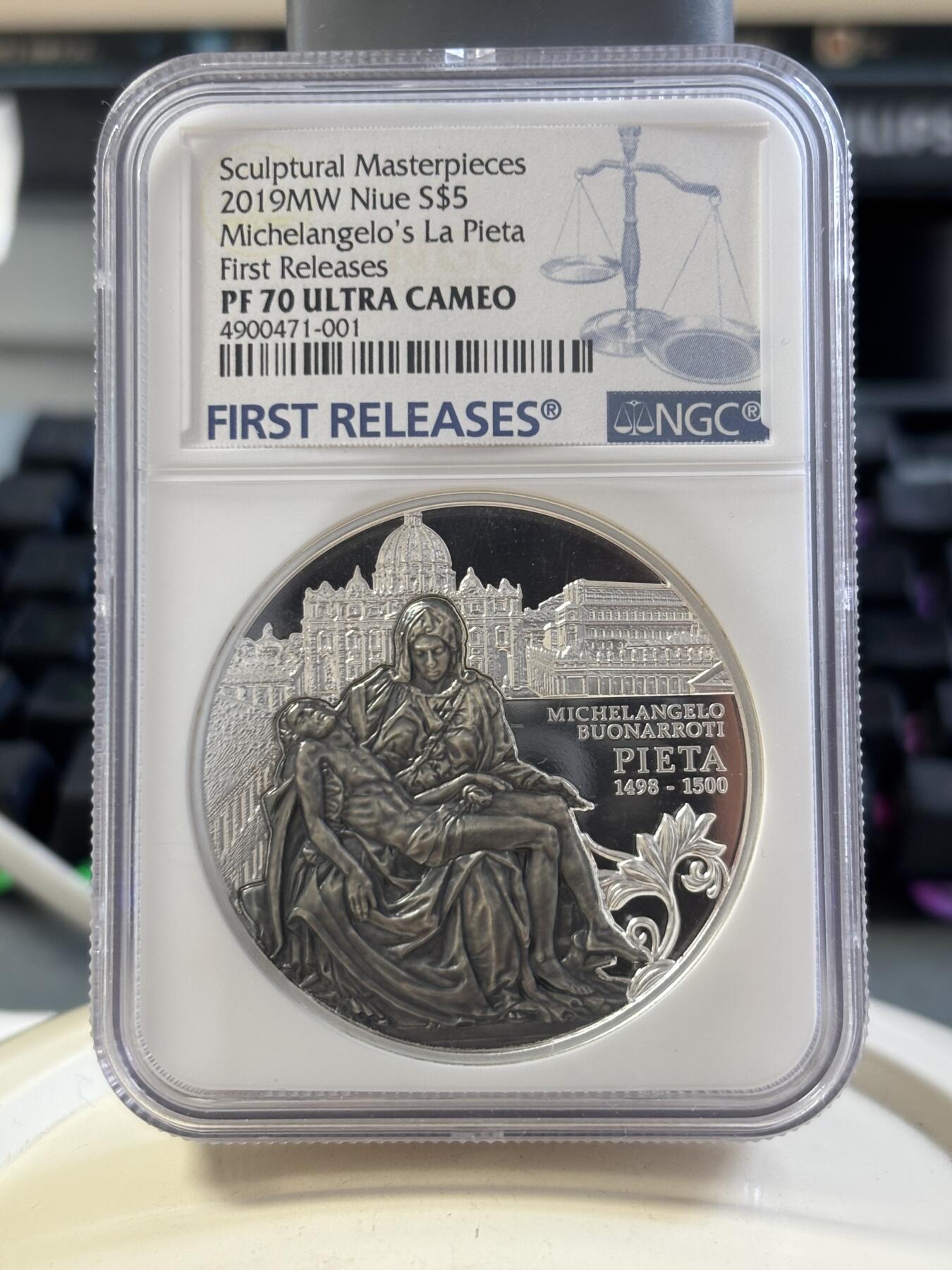 第186期拍卖 原包装盒证一体纽埃2019年雕塑《圣母怜子》超高浮雕2盎司精制银币NGC首期蓝标70分999银62.2克直径45毫米发行量999枚。