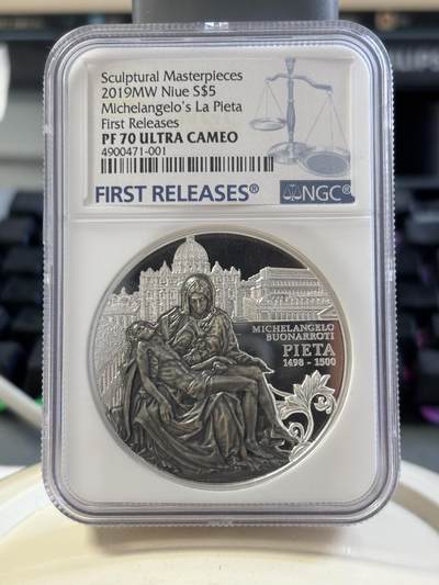第186期拍卖 - 原包装盒证一体纽埃2019年雕塑《圣母怜子》超高浮雕2盎司精制银币NGC首期蓝标70分999银62.2克直径45毫米发行量999枚。
