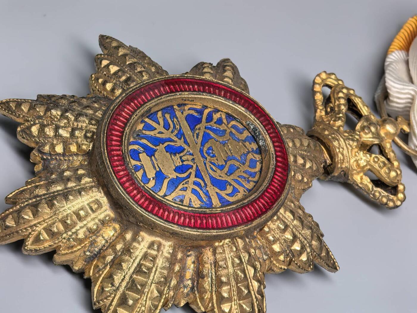 小驴勋章奖章收藏12月27日周六晚六点拍卖（珍爱和平，收藏战争，铭记历史，勿忘国耻，忠党爱国。有偿代拍，送拍规则在简介最后，参拍须阅读规则后再参拍，关系到运费包装发货时效真假辨别等关键信息，拍卖时不再发原图，看大图店主微信码在拍卖店铺介绍里） 法属柬埔寨王国军官级王家勋章 