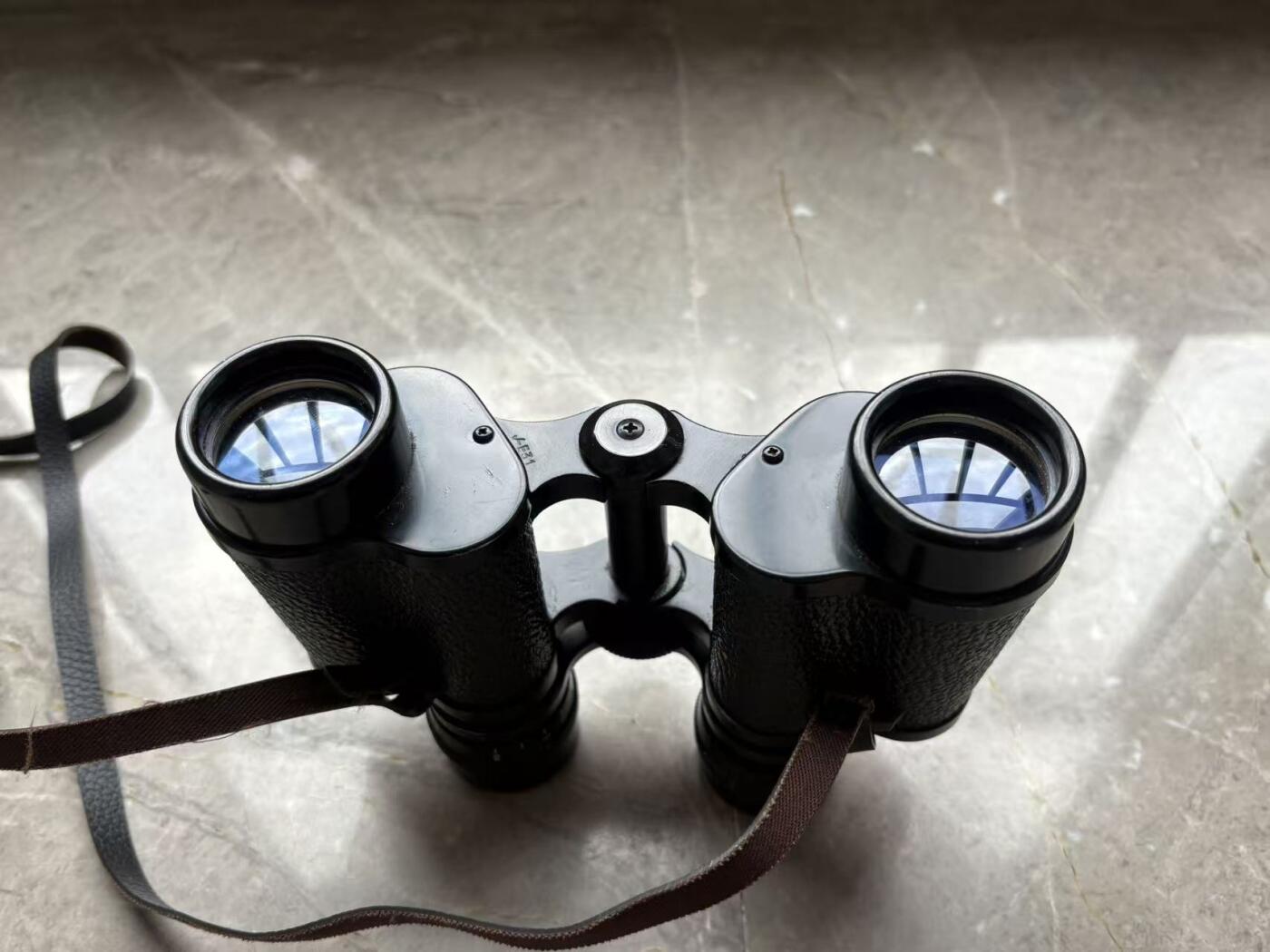 盛世勋华——号角文化勋章邮票专场拍卖第297期 英国Glider牌8×30望远镜为英国老牌经典款，采用保罗式光学结构，8倍放大倍率搭配30mm物镜，成像锐利、视野适中。镜身用耐磨纹理材质打造，配原厂皮质收纳盒，整体无瑕疵，藏品完整性佳。