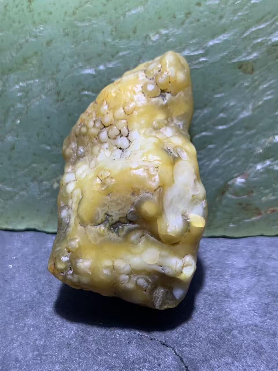 精美戈壁鱼籽纹筋脉石原石一颗，