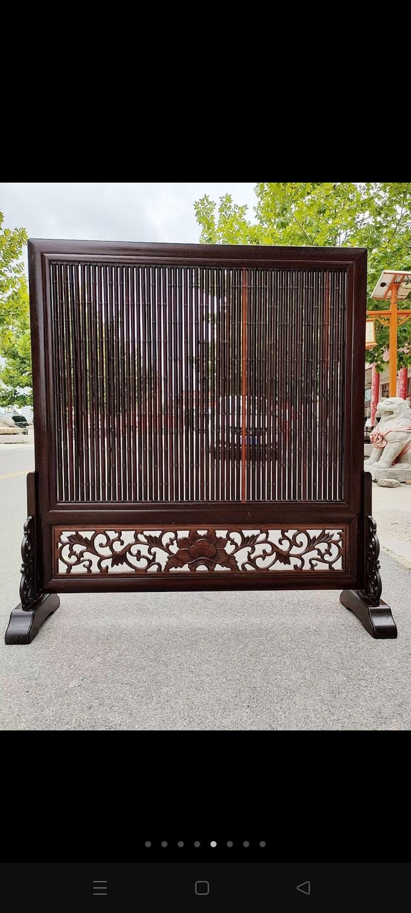 红木雕刻竹节屏风（座屏），屏面以细密排列而成，底部有镂空雕花、用于室内空间的隔断、装饰，兼具遮挡与营造氛围的作用、适合中式家居、茶室等场景常见于明清风格竹元素体现了中式美学中“自然雅致”的理念，雕花装饰则增加了装饰性与工艺感 ​