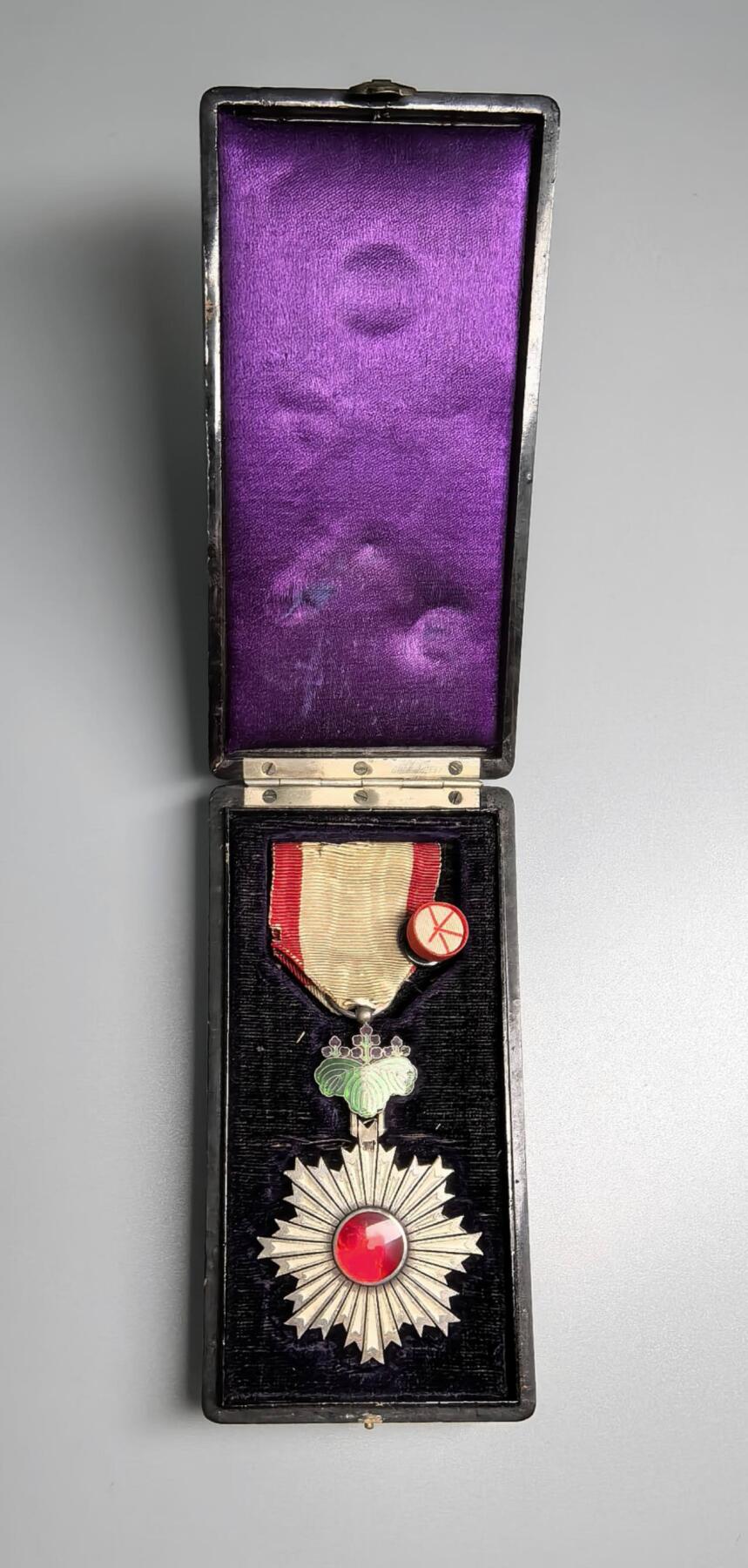 小驴勋章奖章收藏12月27日周六晚六点拍卖（珍爱和平，收藏战争，铭记历史，勿忘国耻，忠党爱国。有偿代拍，送拍规则在简介最后，参拍须阅读规则后再参拍，关系到运费包装发货时效真假辨别等关键信息，拍卖时不再发原图，看大图店主微信码在拍卖店铺介绍里） 旭日章带五等大漆盒，章上看不出镀金，没看出来五还是六等，早期纯银凹七宝烧，有些许磕碰，绶带有损、会掉渣渣