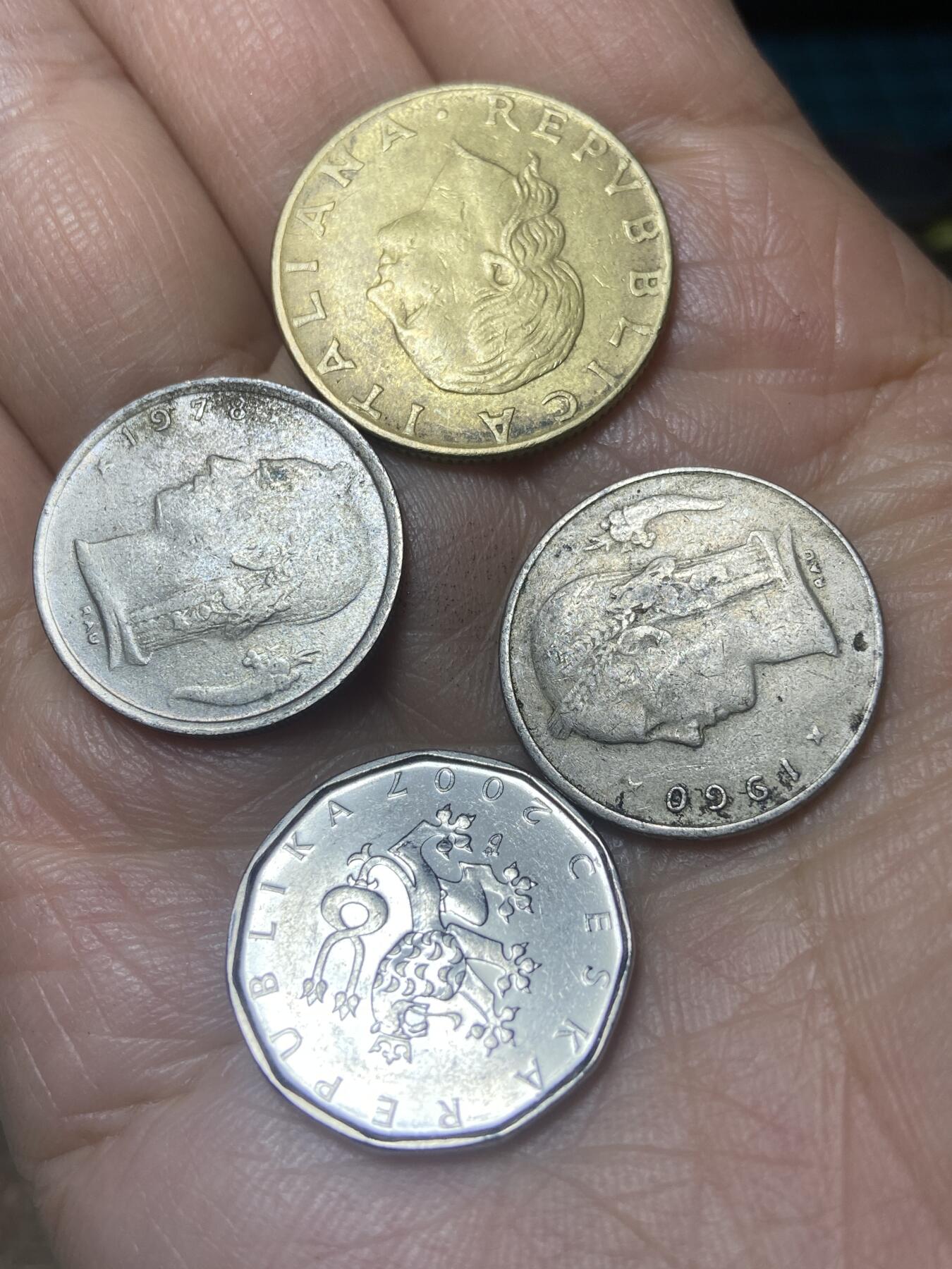 2025年第一百四十场(总第一百六十六场）外国好品散币场(免佣金) 散币4枚:比利时🇧🇪1960年、1978年1法郎(博杜安一世时期，法语荷语两个版)，意大利🇮🇹1979年200里拉，捷克共和国2007年2克朗