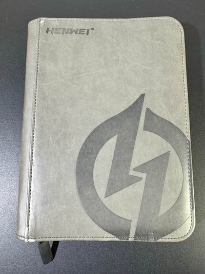 NO.19 好又多金牌大场，新店点关注不迷路！每周一站式配齐，方便凑单！（周6晚8点截拍，卖家送拍0抽成！） - 【卡册】恒威4宫黑卡页卡册一本，表面有划痕介意勿拍