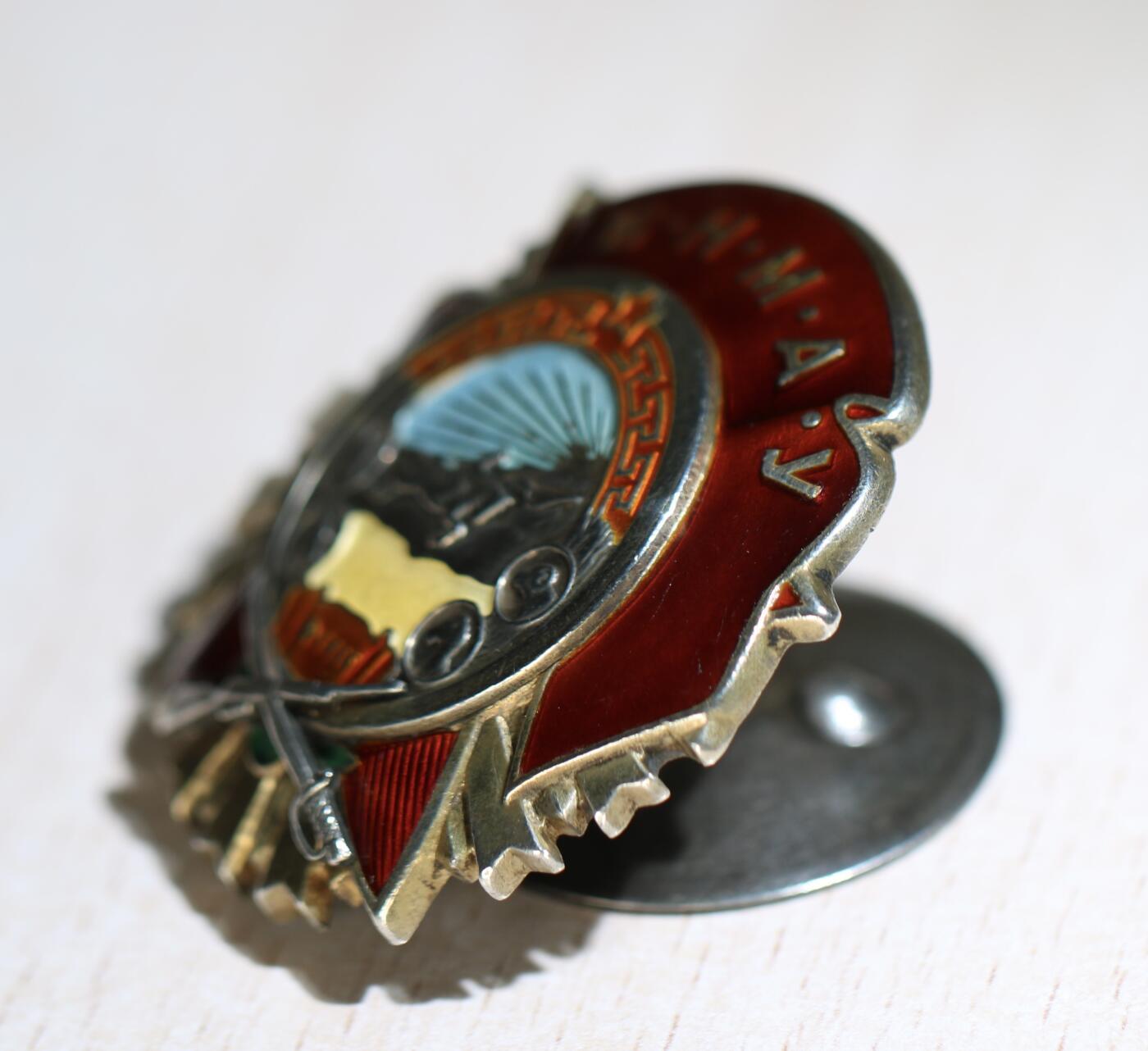 大猫徽章拍卖第285期 蒙古🇲🇳战斗红旗勋章 40版 银轮