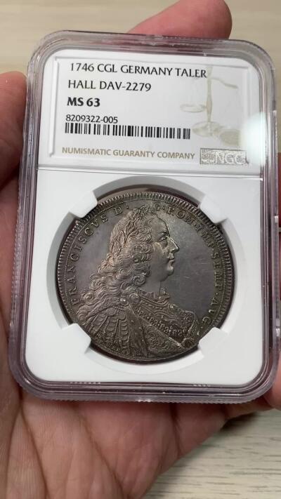 万国钱币拍卖第058期（万国新年大拍） NGC MS63 1746年神圣罗马帝国时期哈尔自由市三盾徽大泰勒 发行量仅800枚的神罗大泰勒 正面人像为时任神罗皇帝的弗朗西斯一世 同时也是玛利亚特蕾莎的丈夫 背面为设计独特的哈尔自由市三盾徽 领先于时代的顶级工艺 高浮雕质感跃然币面 光线下显现出的醇厚玫瑰色调欧陆包浆令人着迷