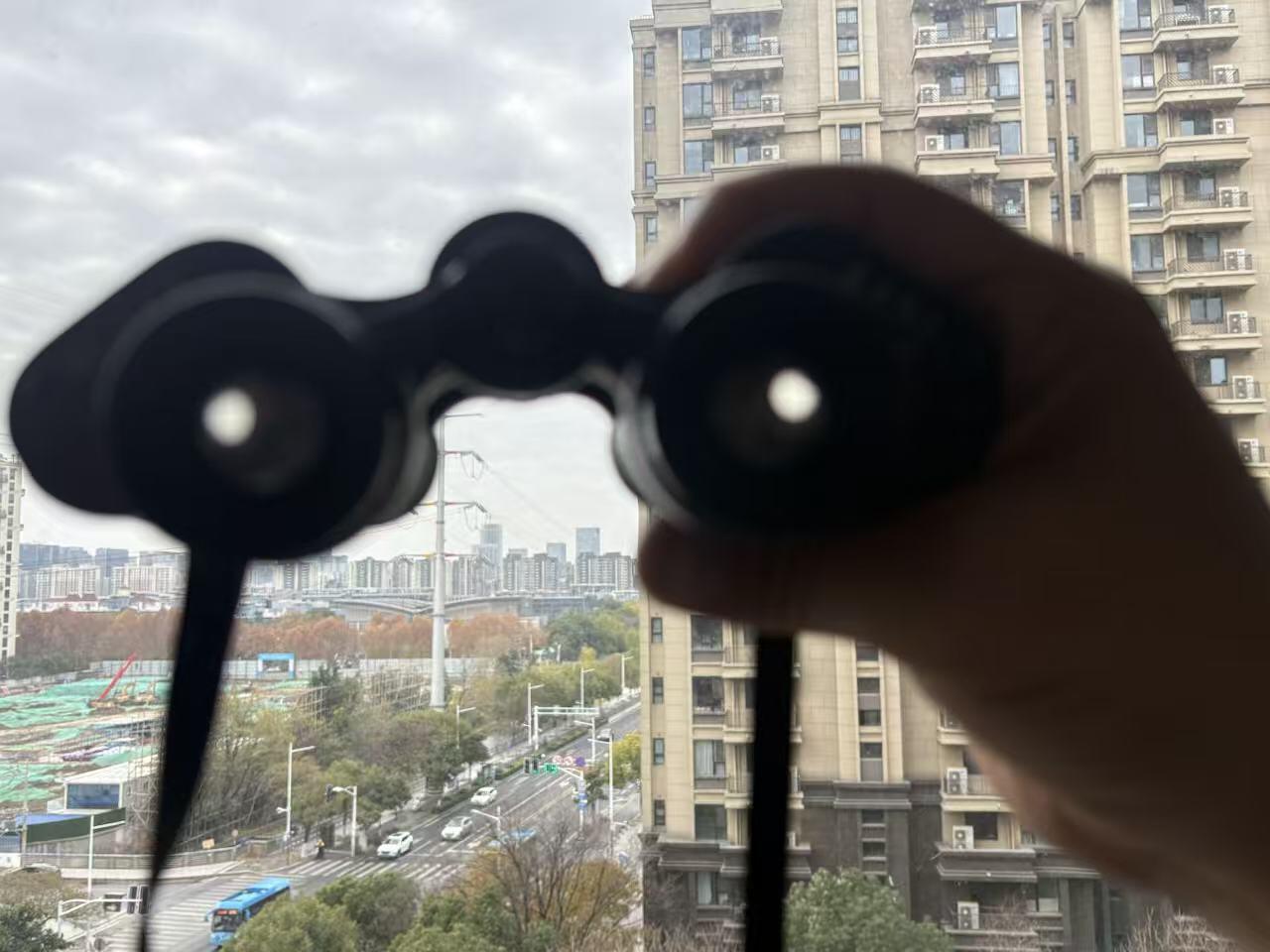 盛世勋华——号角文化勋章邮票专场拍卖第297期 英国Glider牌8×30望远镜为英国老牌经典款，采用保罗式光学结构，8倍放大倍率搭配30mm物镜，成像锐利、视野适中。镜身用耐磨纹理材质打造，配原厂皮质收纳盒，整体无瑕疵，藏品完整性佳。