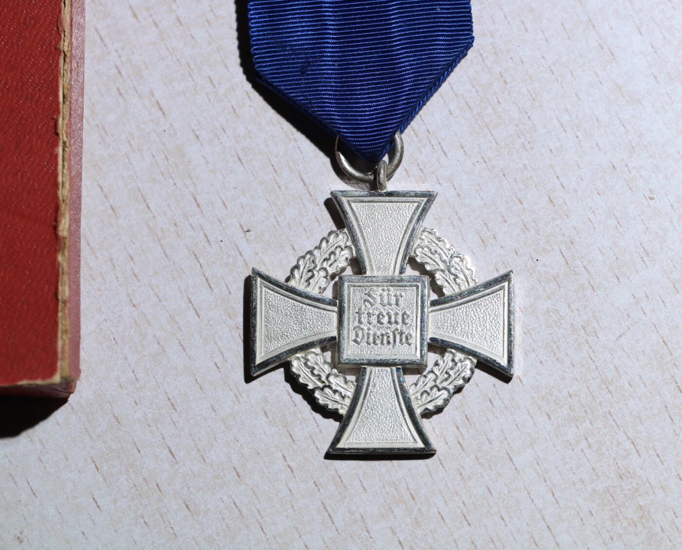 大猫徽章拍卖第285期 珍爱和平 德三公务人员25年证章 盒子有破损