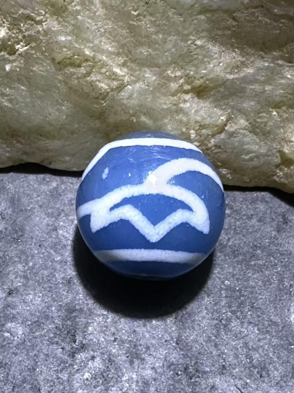 仅此一颗，精美藏传蓝玉髓水莲花天珠一颗，。