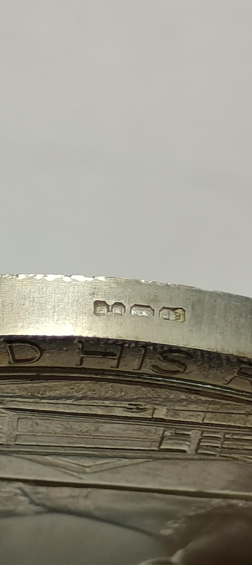 银质纪念章，直径约60mm，重约62克，带原装盒。正面为英国女王伊丽莎白二世和爱丁堡公爵，背面为日本天皇和皇后，纪念1971年日本天皇夫妇访问英国。银质材质，浮雕工艺，细节清晰，保存状态极佳，几乎全新，原配盒无明显磨损