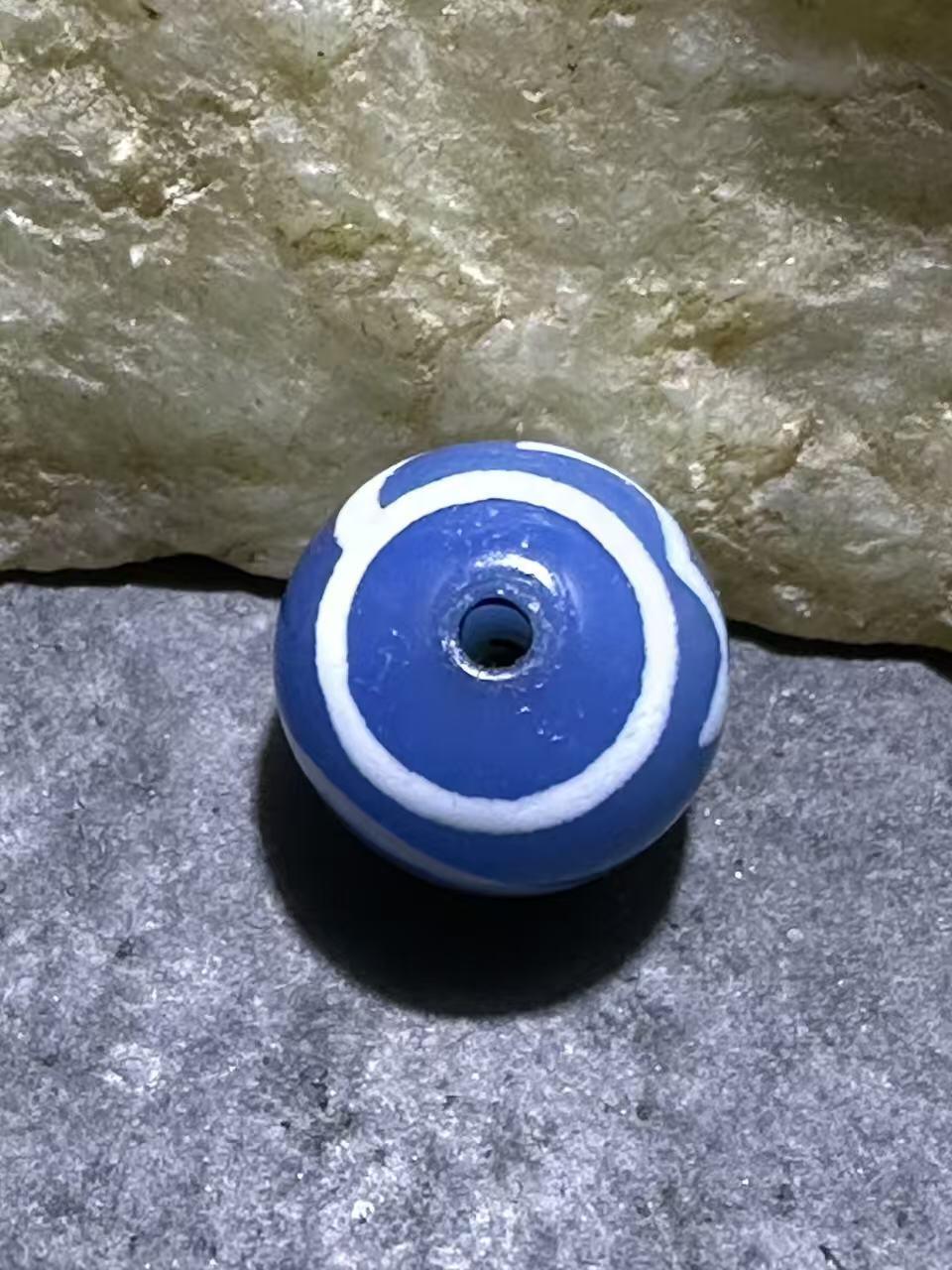 仅此一颗，精美藏传蓝玉髓水莲花天珠一颗，。