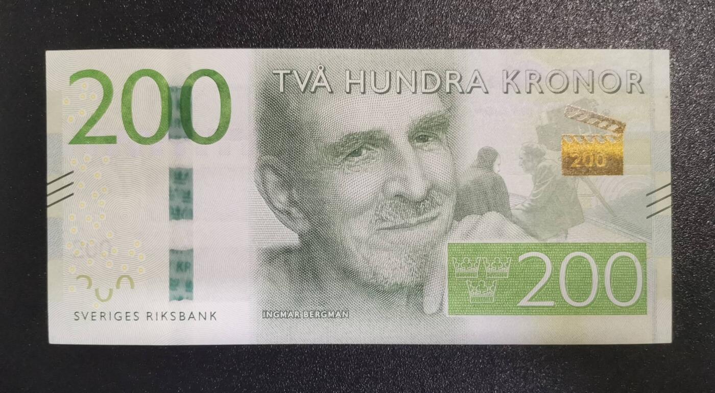 《艾美收藏》第226期-12.28周日外币精品场-蛇年收官 瑞典2015年200克朗UNC-右上角有一处小黄点 电影戏剧以及歌剧导演英格玛·柏格曼