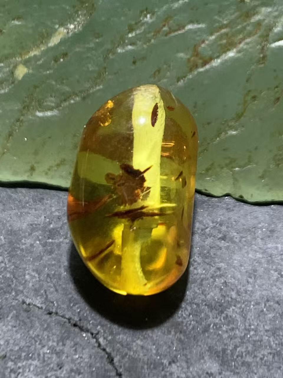 乌克兰花珀随形珠一个。