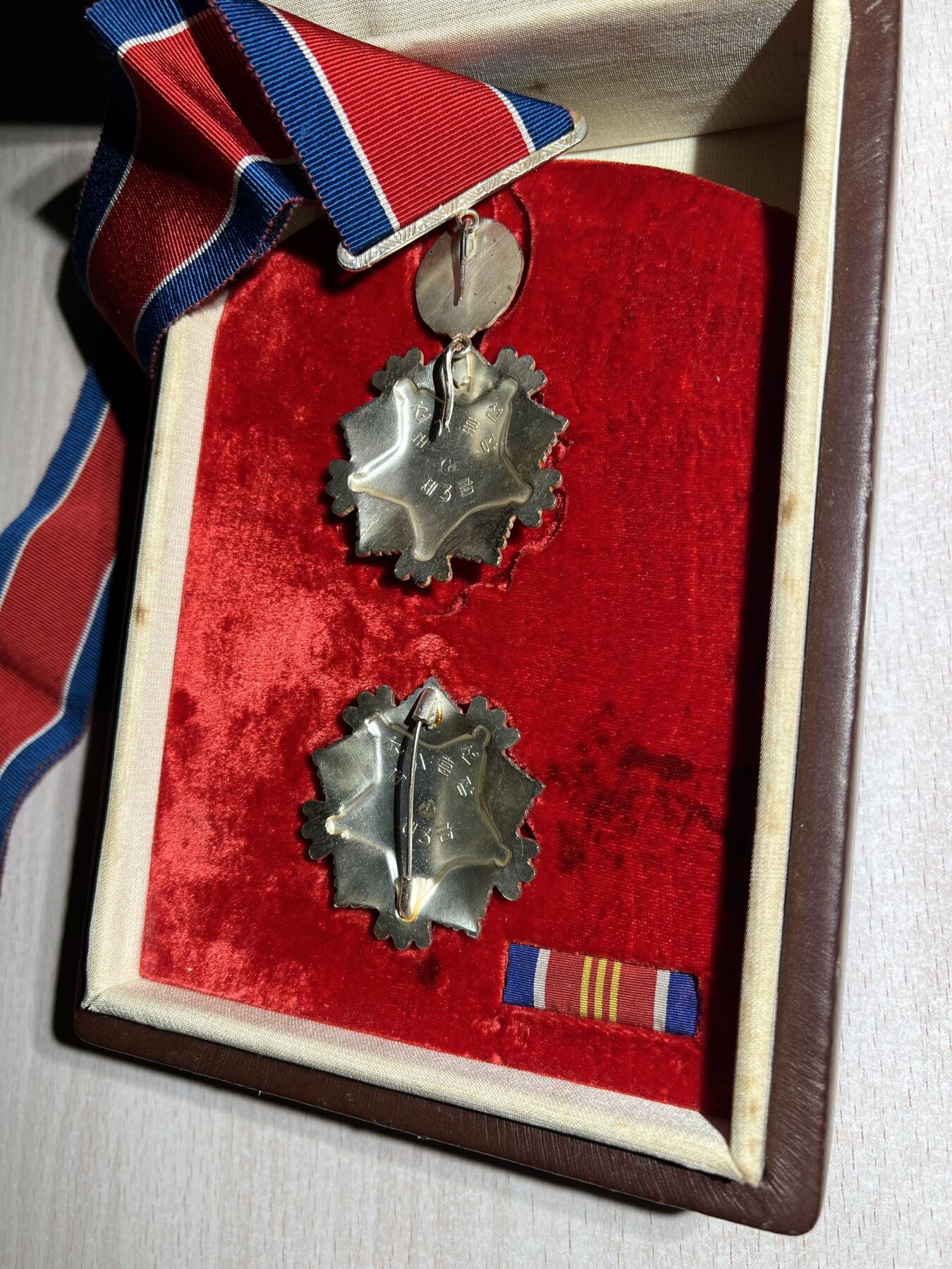 大猫徽章拍卖第285期 朝鲜🇰🇵三级国旗勋章 外授版