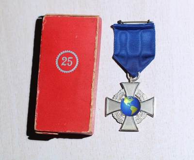 大猫徽章拍卖第285期 - 珍爱和平 德三公务人员25年证章 盒子有破损