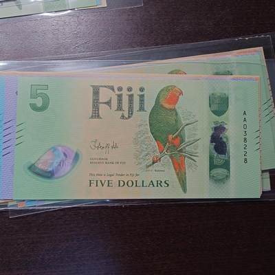 世界钱币～微拍第221期暨2025年第61期  最新货品（群里先挑剩）选购 - 2025年斐济5/10/20/50/100 五张AA冠全同号无47尾号228 全新绝品裸钞