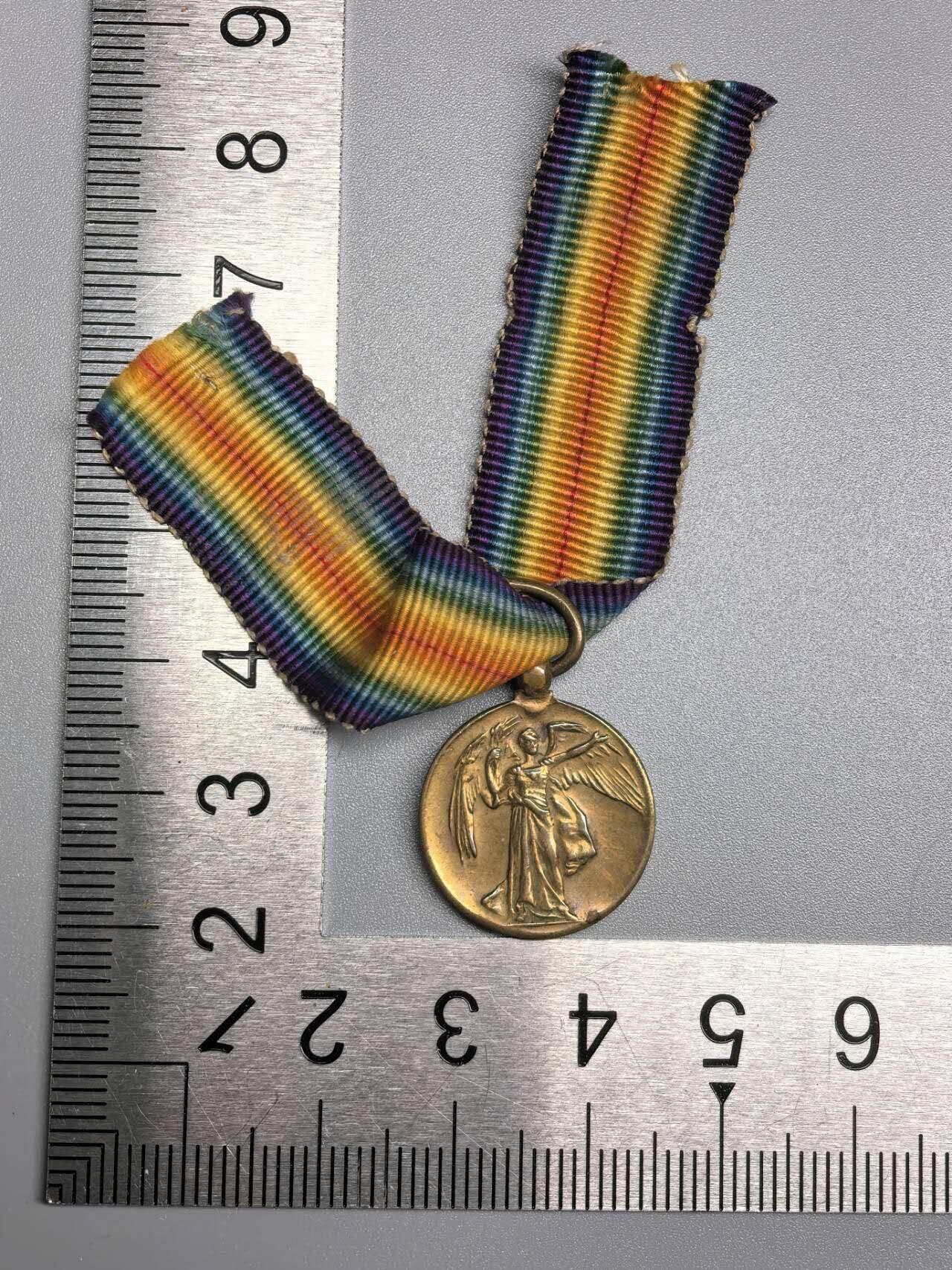 小驴勋章奖章收藏12月27日周六晚六点拍卖（珍爱和平，收藏战争，铭记历史，勿忘国耻，忠党爱国。有偿代拍，送拍规则在简介最后，参拍须阅读规则后再参拍，关系到运费包装发货时效真假辨别等关键信息，拍卖时不再发原图，看大图店主微信码在拍卖店铺介绍里） 英国一战胜利奖章迷你章