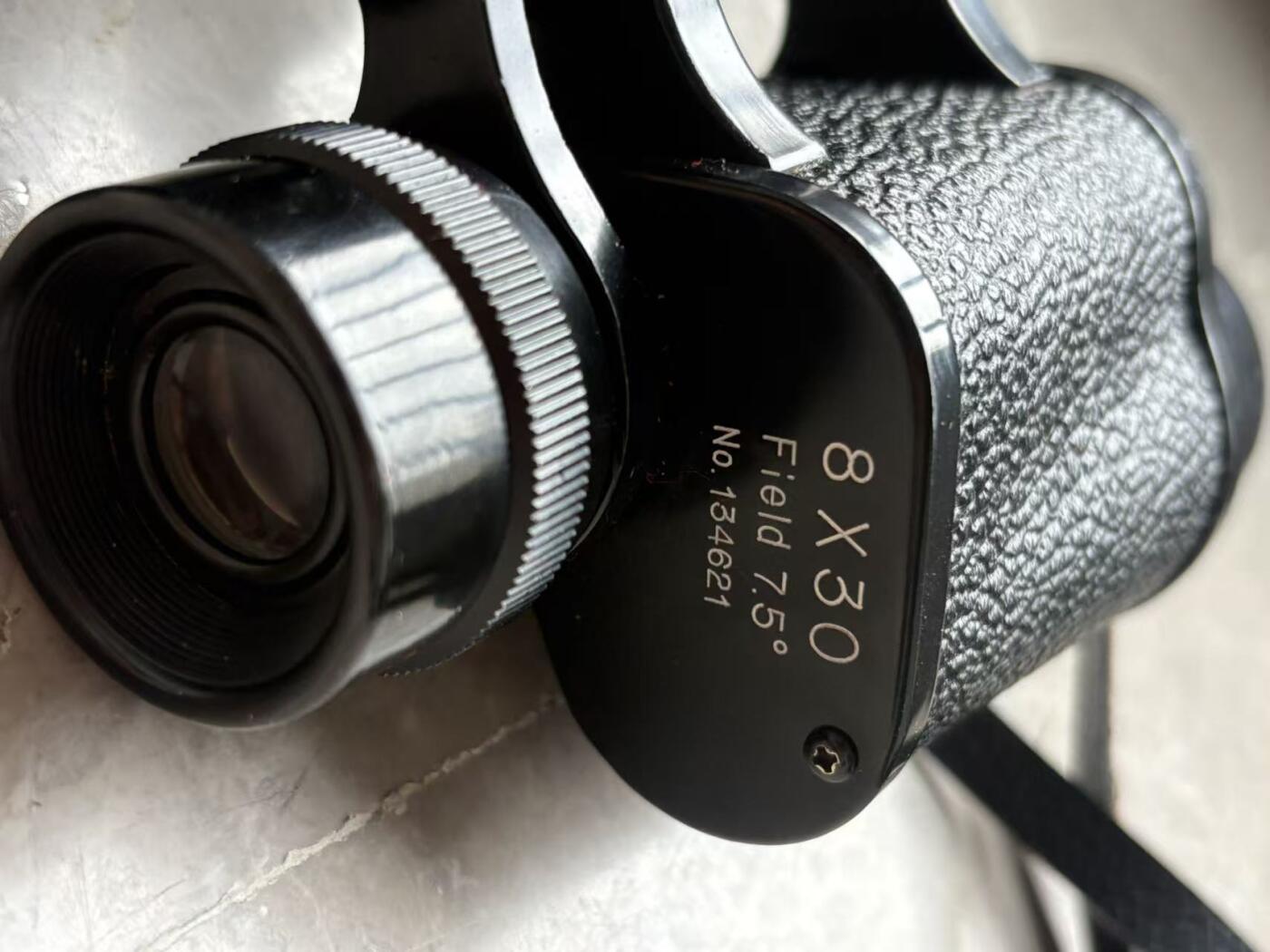 盛世勋华——号角文化勋章邮票专场拍卖第297期 英国Glider牌8×30望远镜为英国老牌经典款，采用保罗式光学结构，8倍放大倍率搭配30mm物镜，成像锐利、视野适中。镜身用耐磨纹理材质打造，配原厂皮质收纳盒，整体无瑕疵，藏品完整性佳。