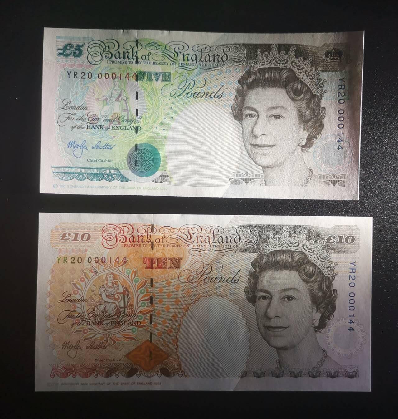 《艾美收藏》第226期-12.28周日外币精品场-蛇年收官 (2张纪念冠全同)英国E序列初版2000年少见YR纪念冠5&10镑UNC全同百位144号UNC