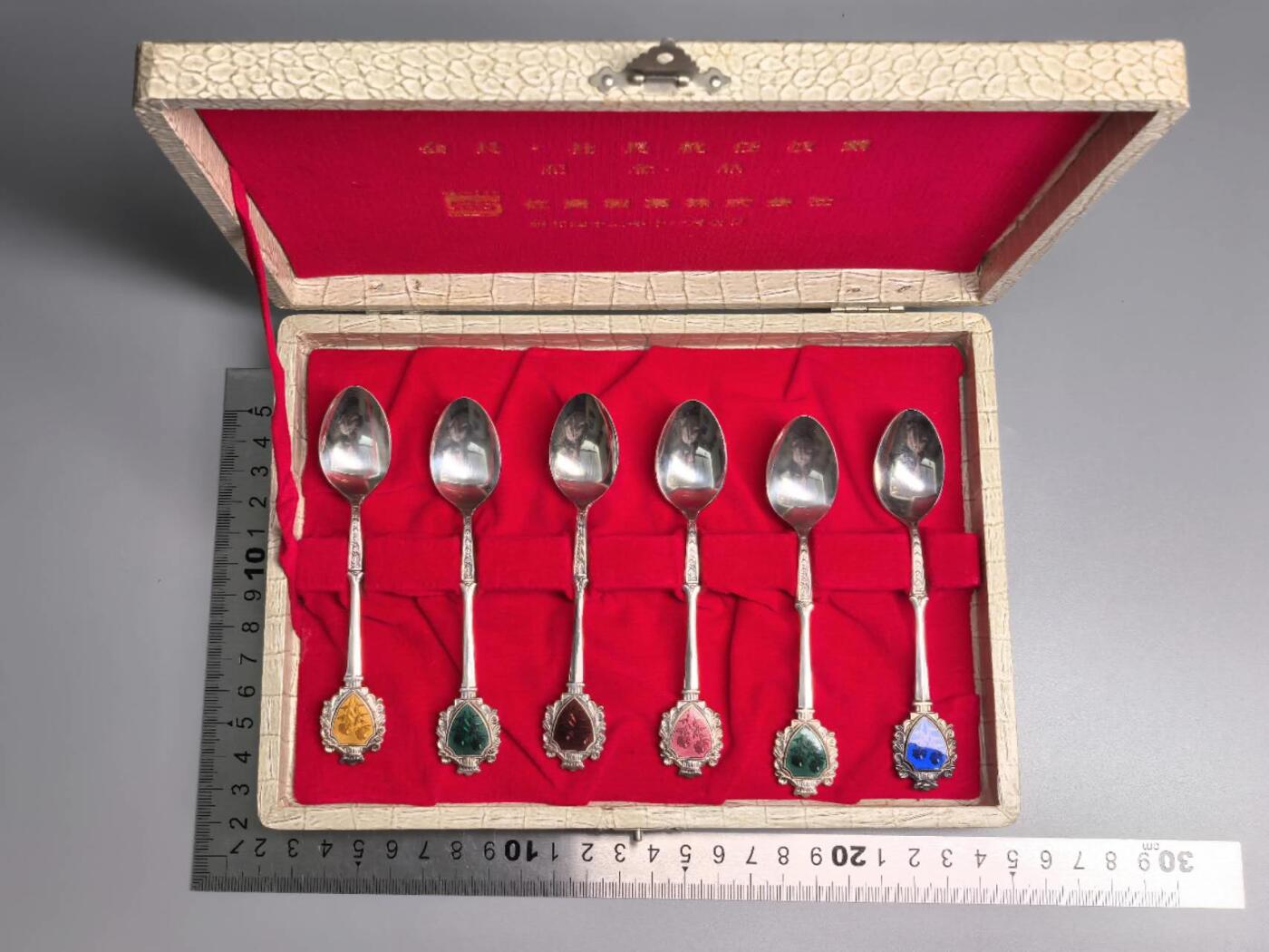 小驴勋章奖章收藏12月27日周六晚六点拍卖（珍爱和平，收藏战争，铭记历史，勿忘国耻，忠党爱国。有偿代拍，送拍规则在简介最后，参拍须阅读规则后再参拍，关系到运费包装发货时效真假辨别等关键信息，拍卖时不再发原图，看大图店主微信码在拍卖店铺介绍里） 日本镀银勺子带盒一套