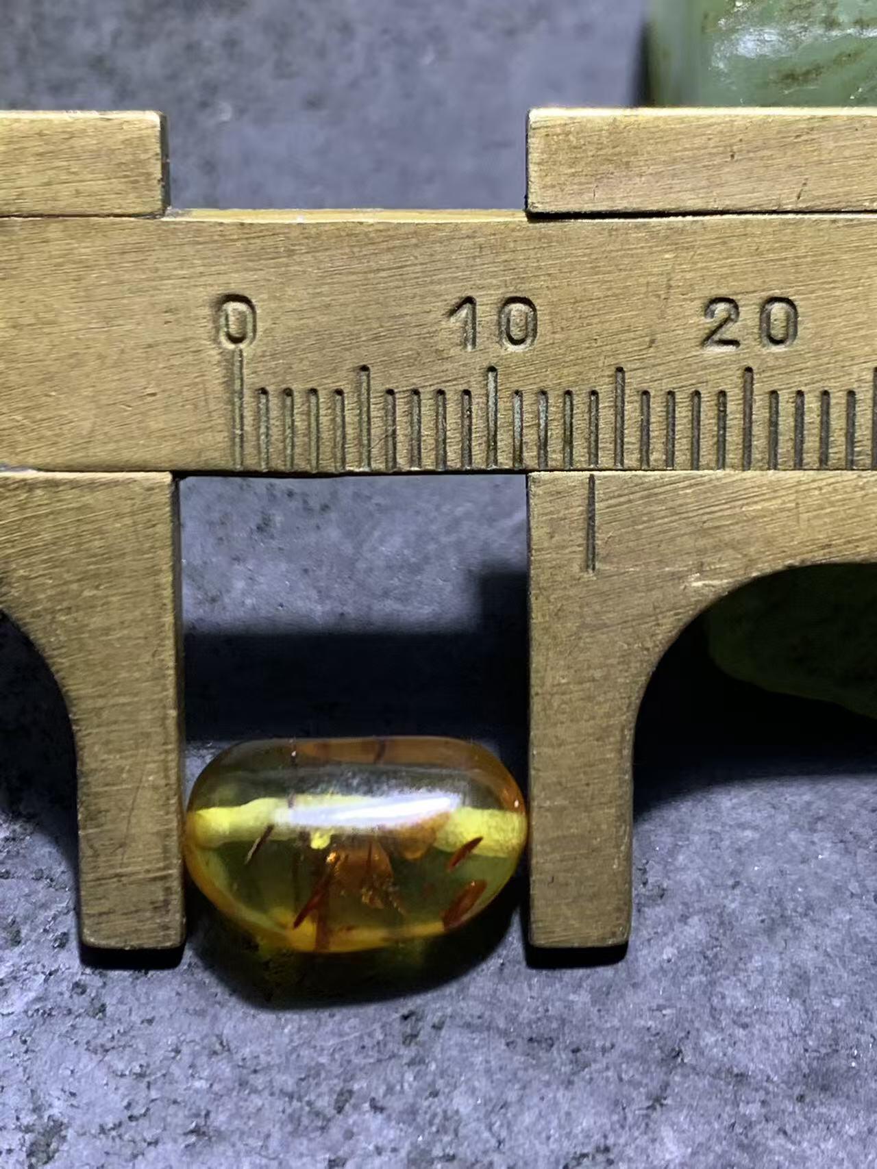 乌克兰花珀随形珠一个。